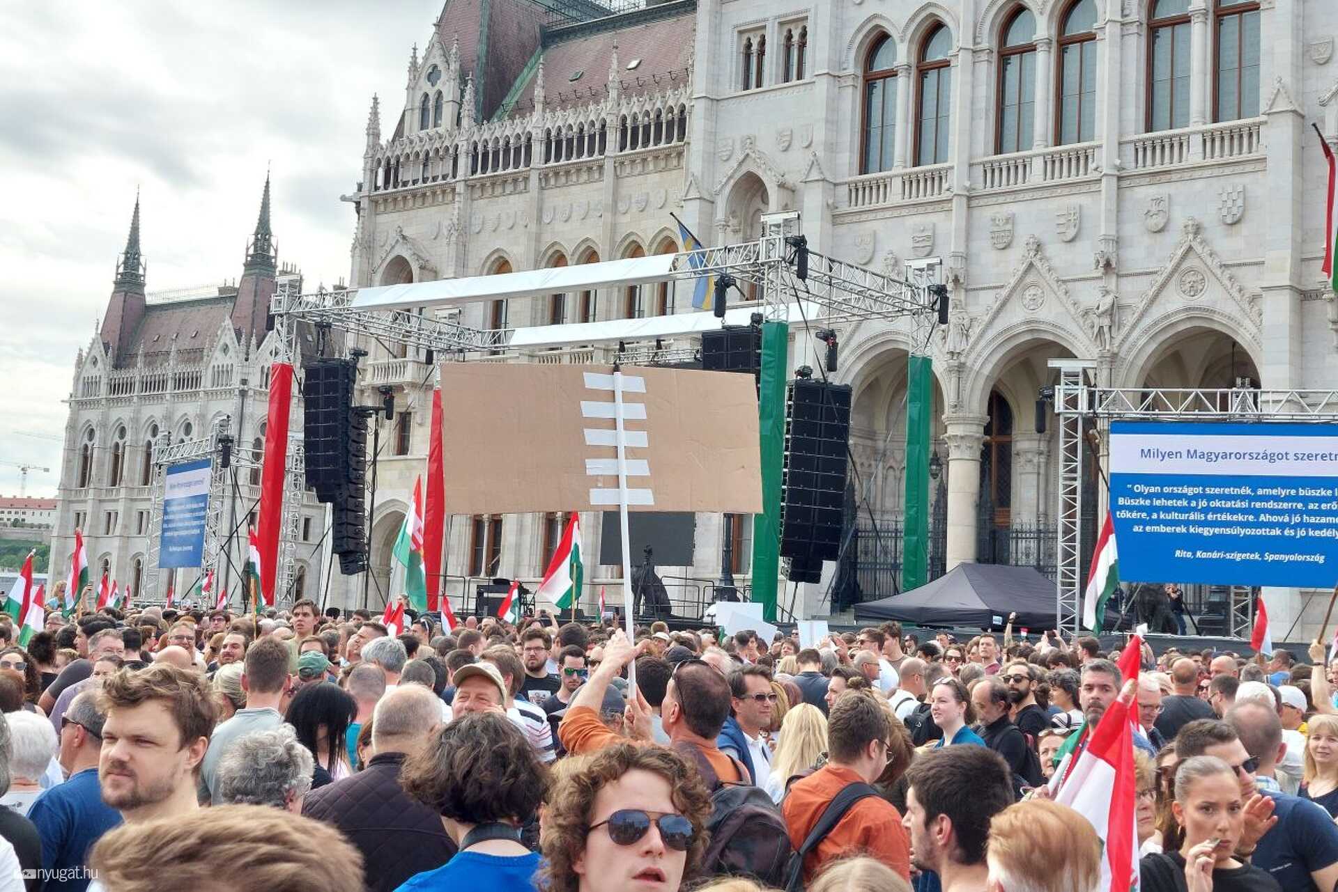Tüntetők a Parlamentnél 2024. április 6-án