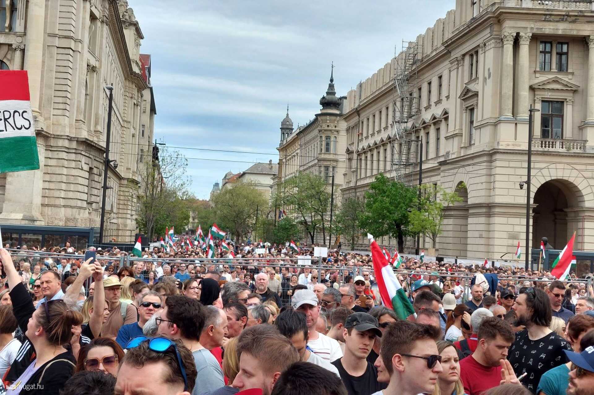 Tüntetők a Parlamentnél 2024. április 6-án