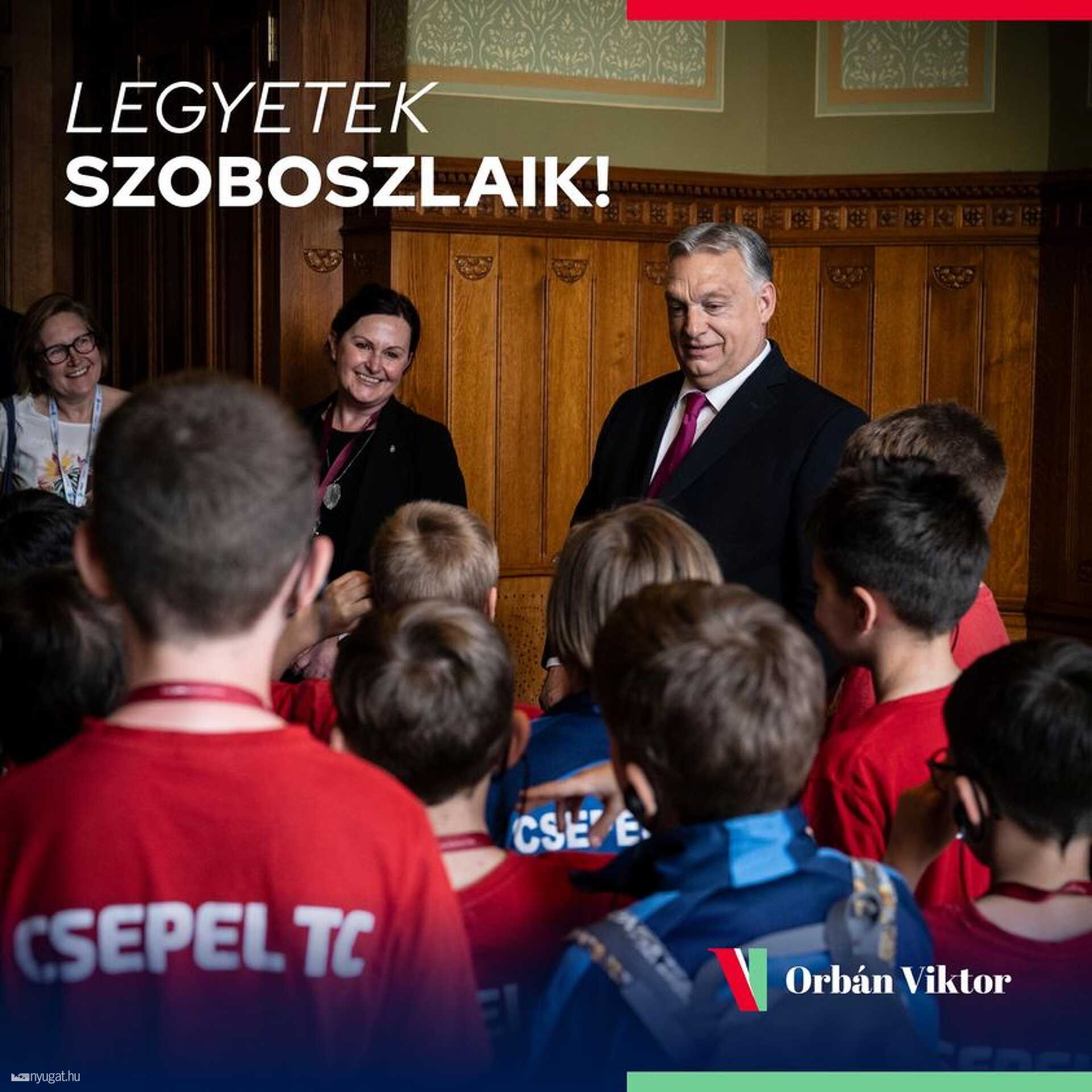 Orbán kis focistákkal a parlamentben