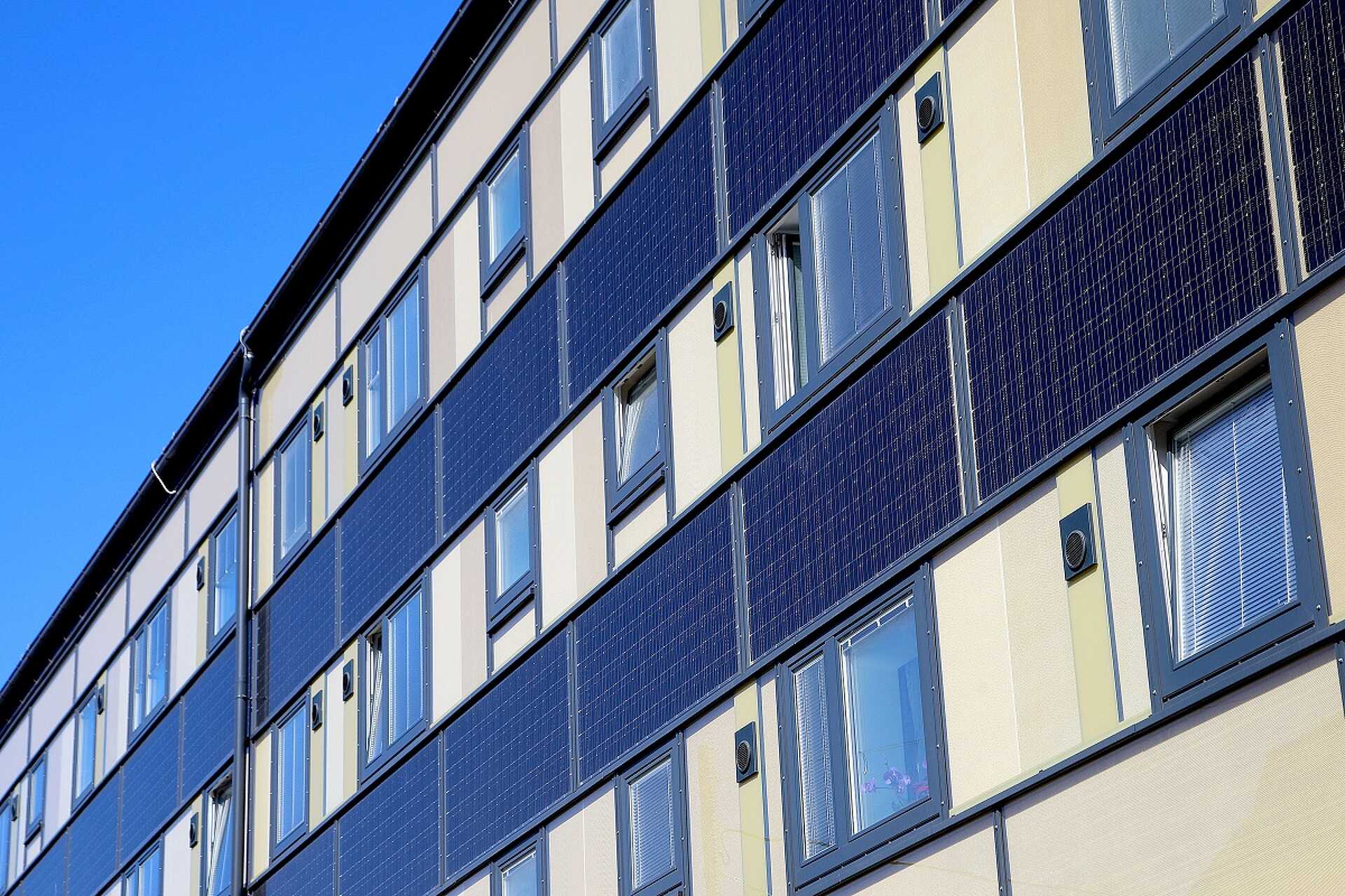 Napelemek egy felújított önkormányzati lakóépület homlokzatán