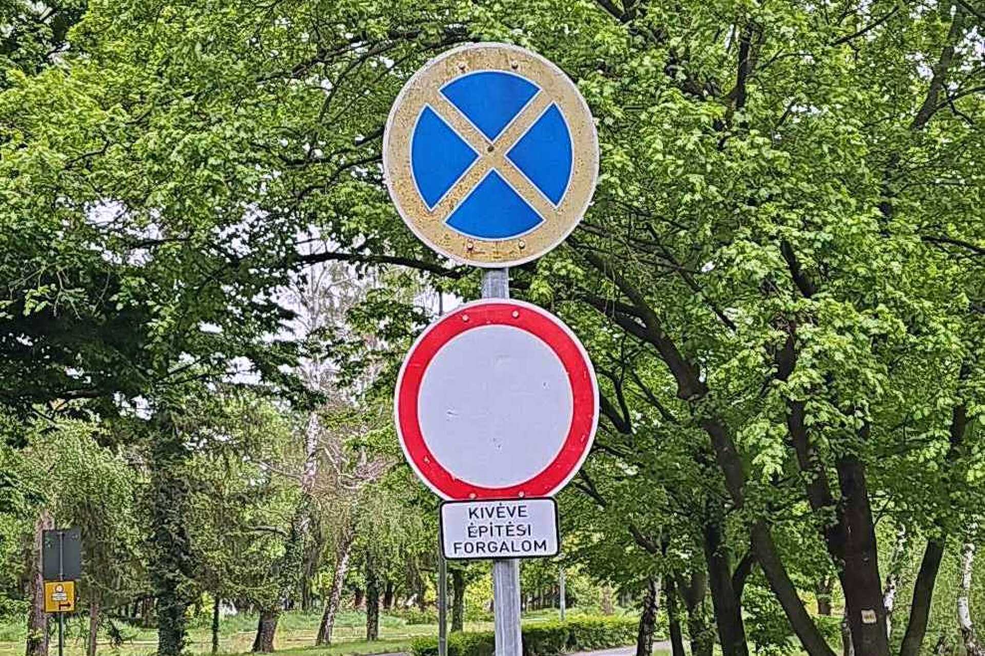 A behajtani tilos tábla a Kenderesi úton