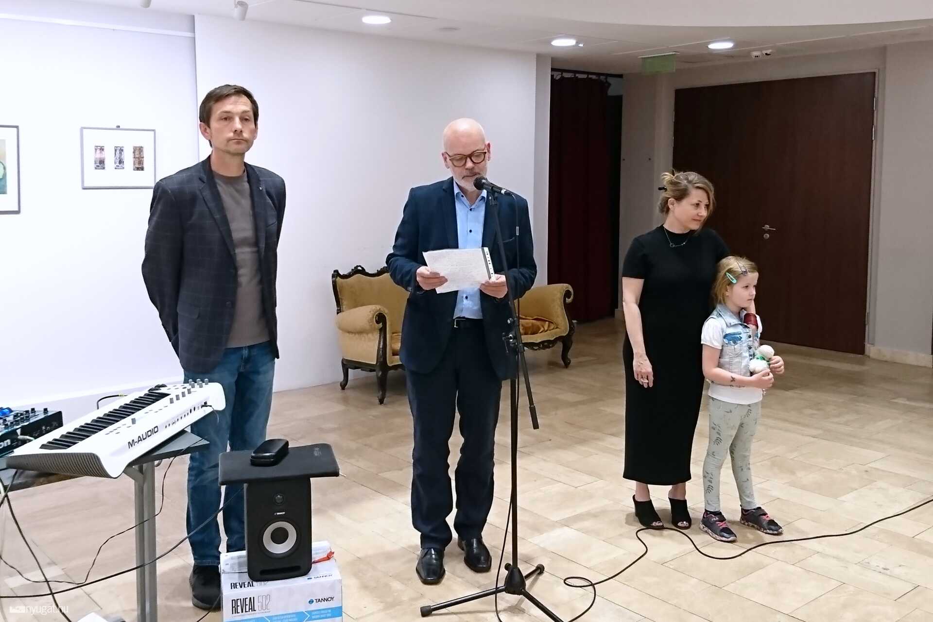 Elementáris víziók kiállítás a Weöres Sándor Színházban