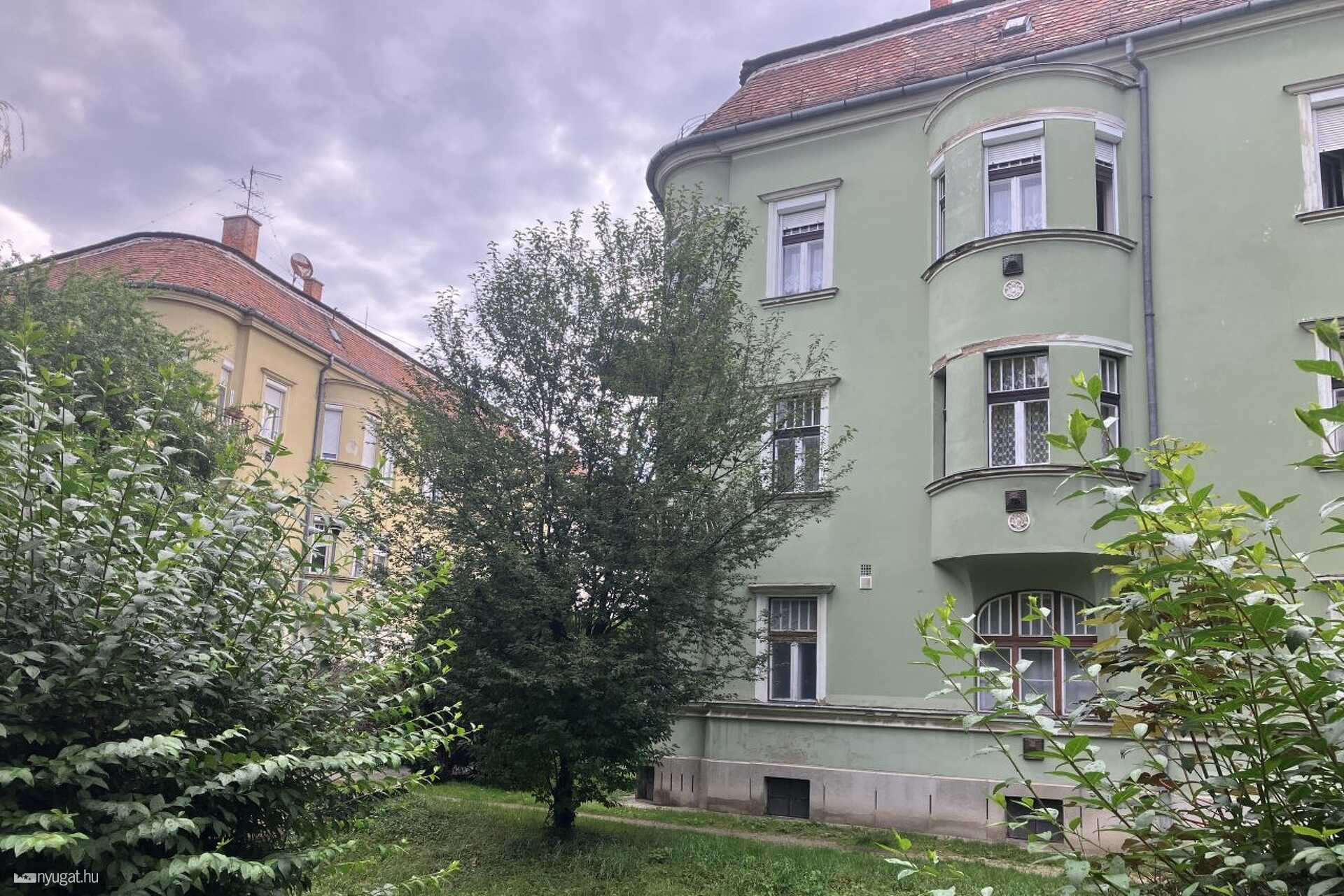 A patak túloldalán a háború előtti város figyel