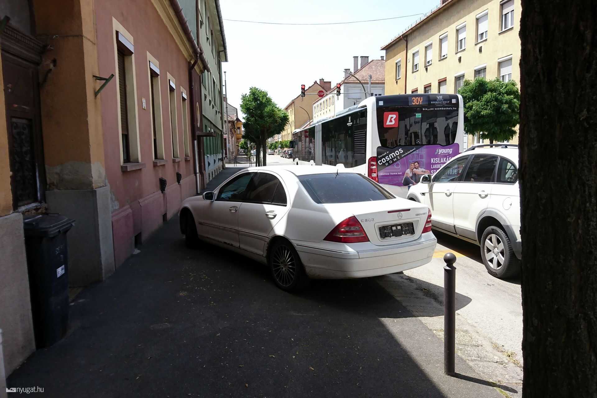 Roncs autó a Szelestey utcában