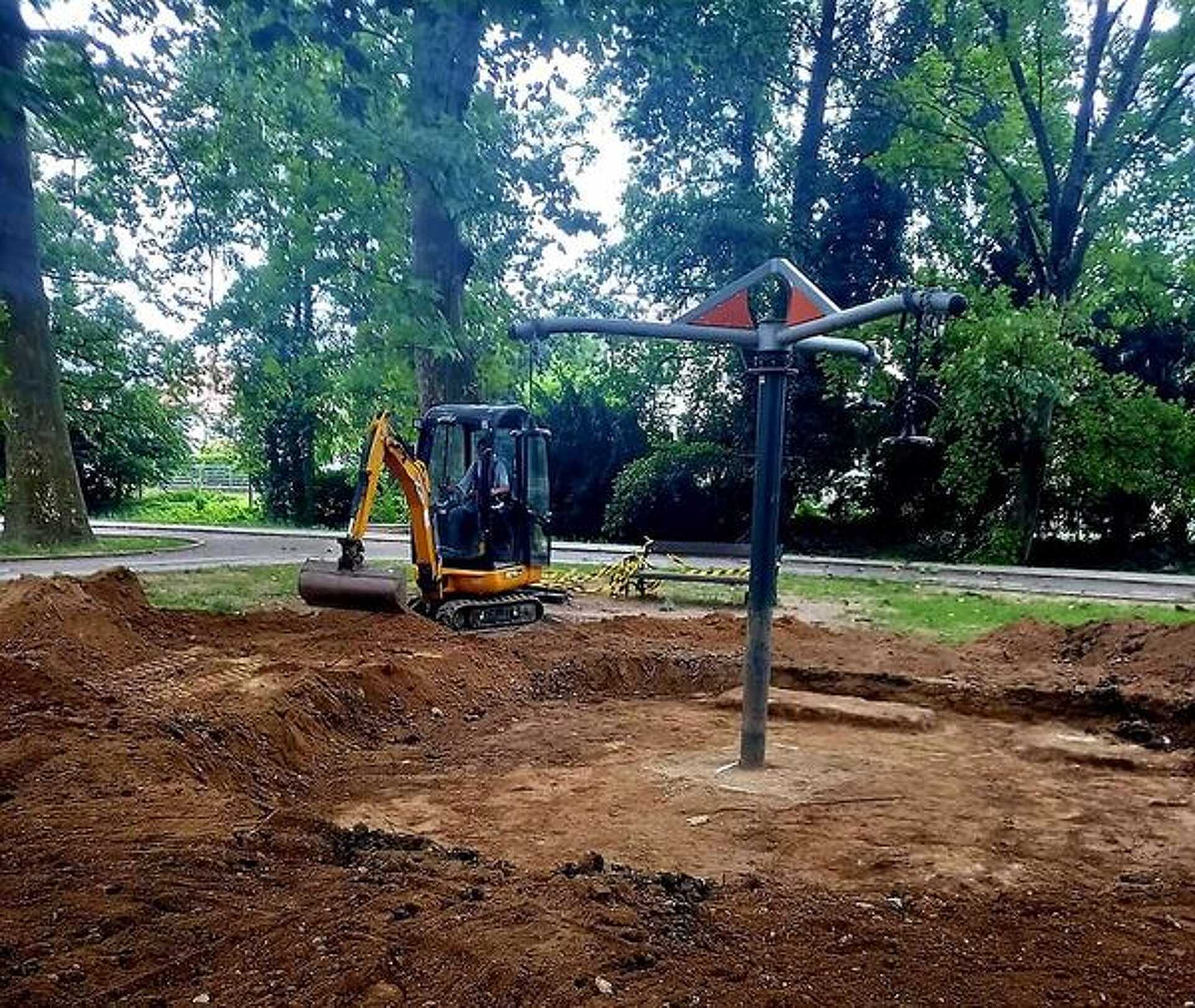 Dolgozik a Szompark a körhinta alatt