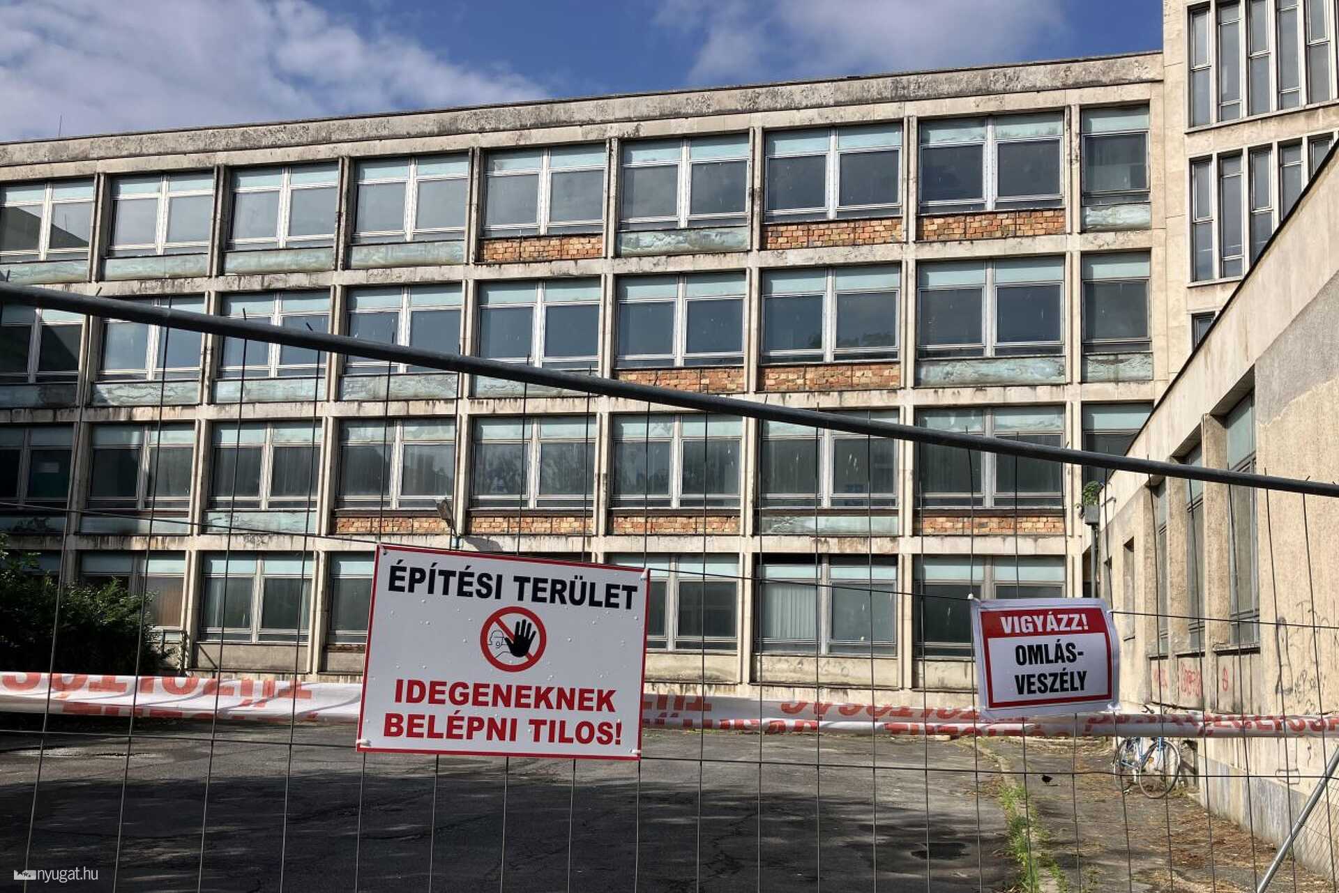 Felállványozták a volt SZTK-t 