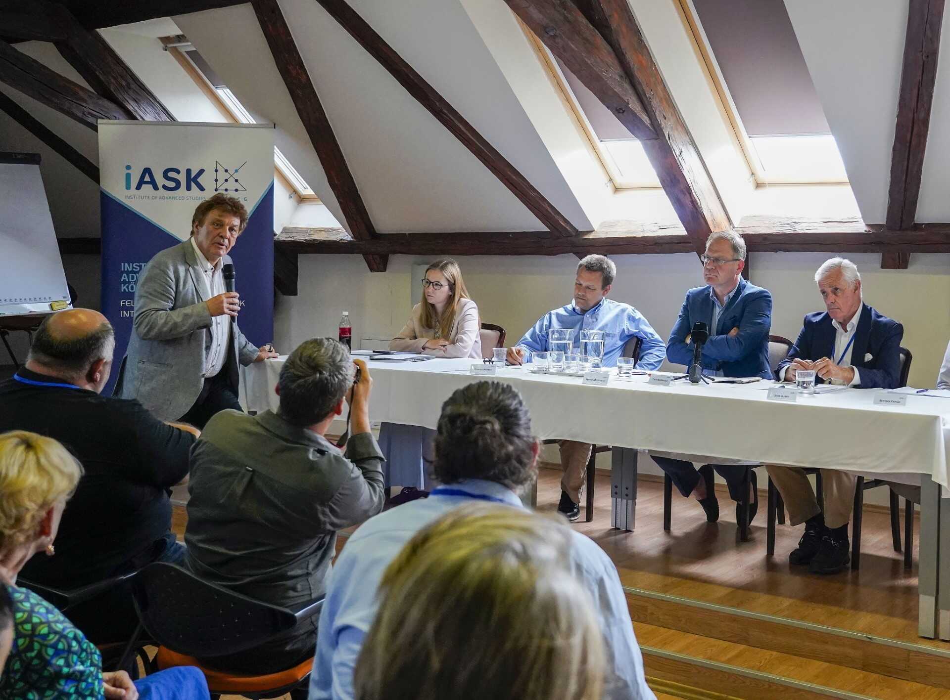 Navracsics Tibor a kőszegi Felsőbbfokú Tanulmányok Intézete által szervezett 29. Nemzetközi Nyári Egyetem panelbeszélgetésén