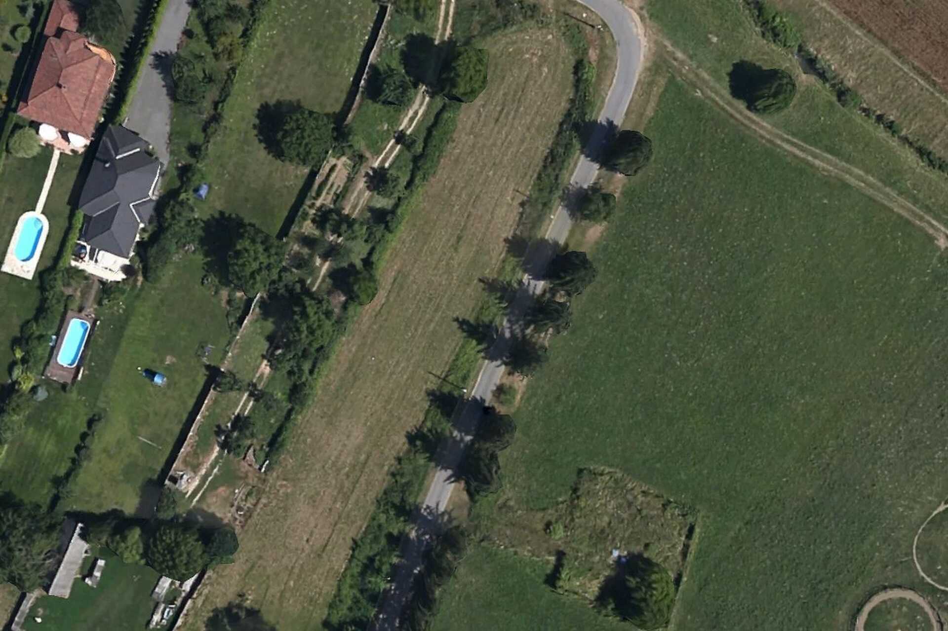 A műholdképen még látszanak az azóta kivágott fák