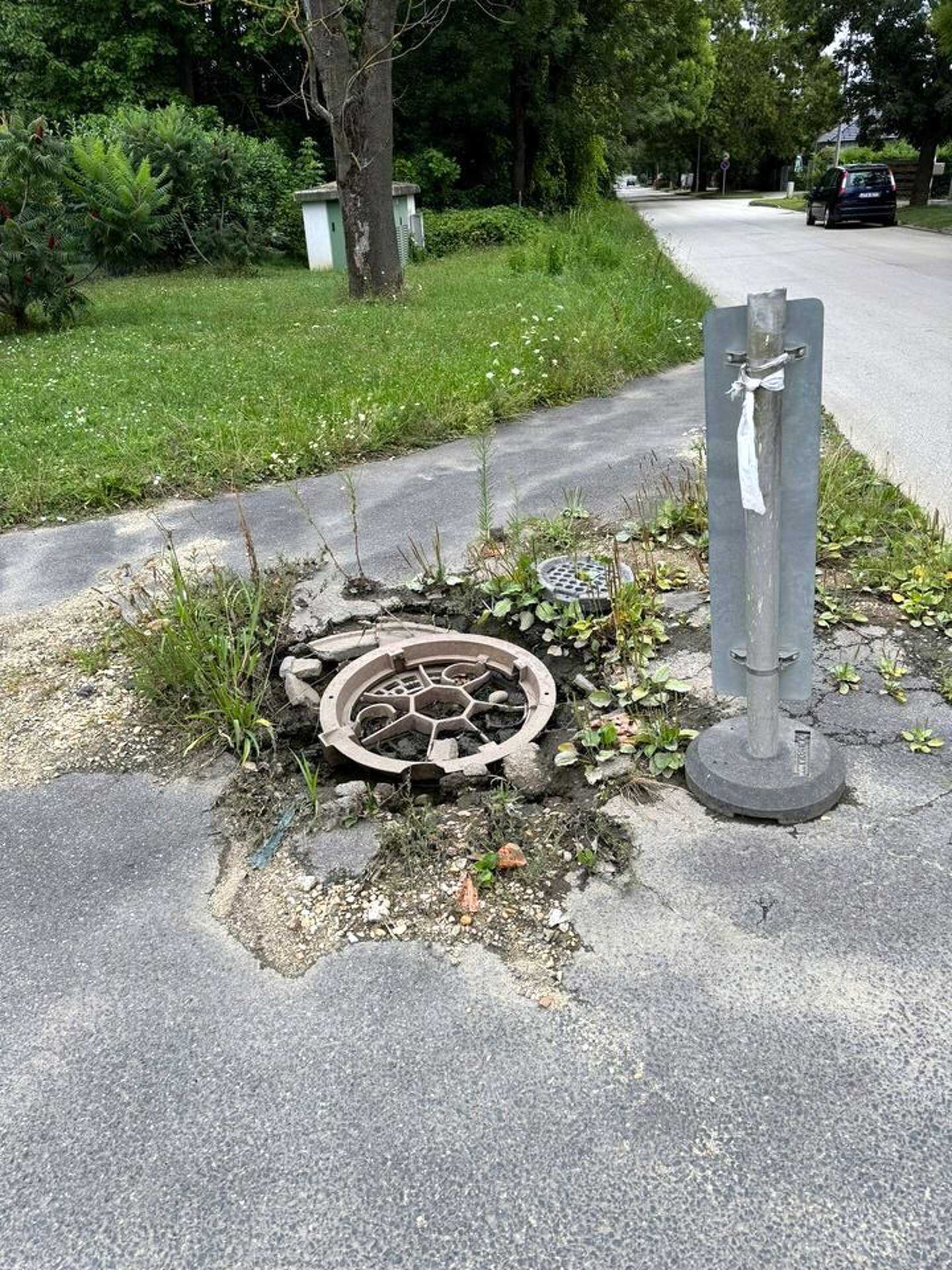 Kátyú az Ádám László utca és az Erdei iskola út kereszteződésében