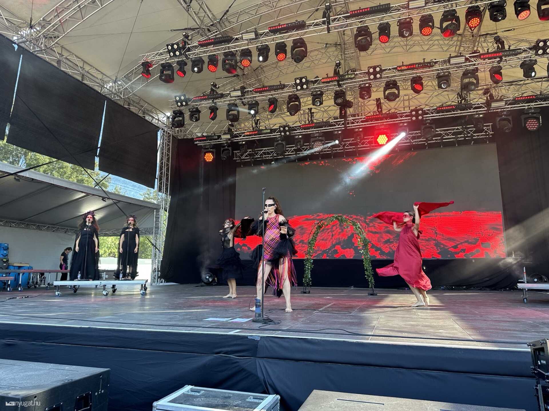 The Anahit készül színpadra lépni, Ibis színpad, Sziget 2024