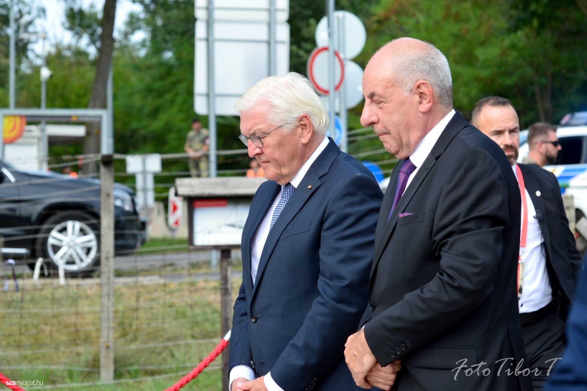 A megemlékezés virágait közösen helyezik el a kopjafánál 