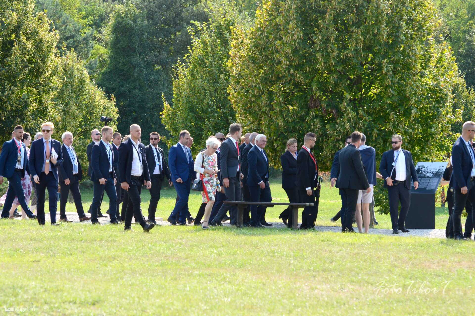 A delegáció körbejárta az emlékparkot 