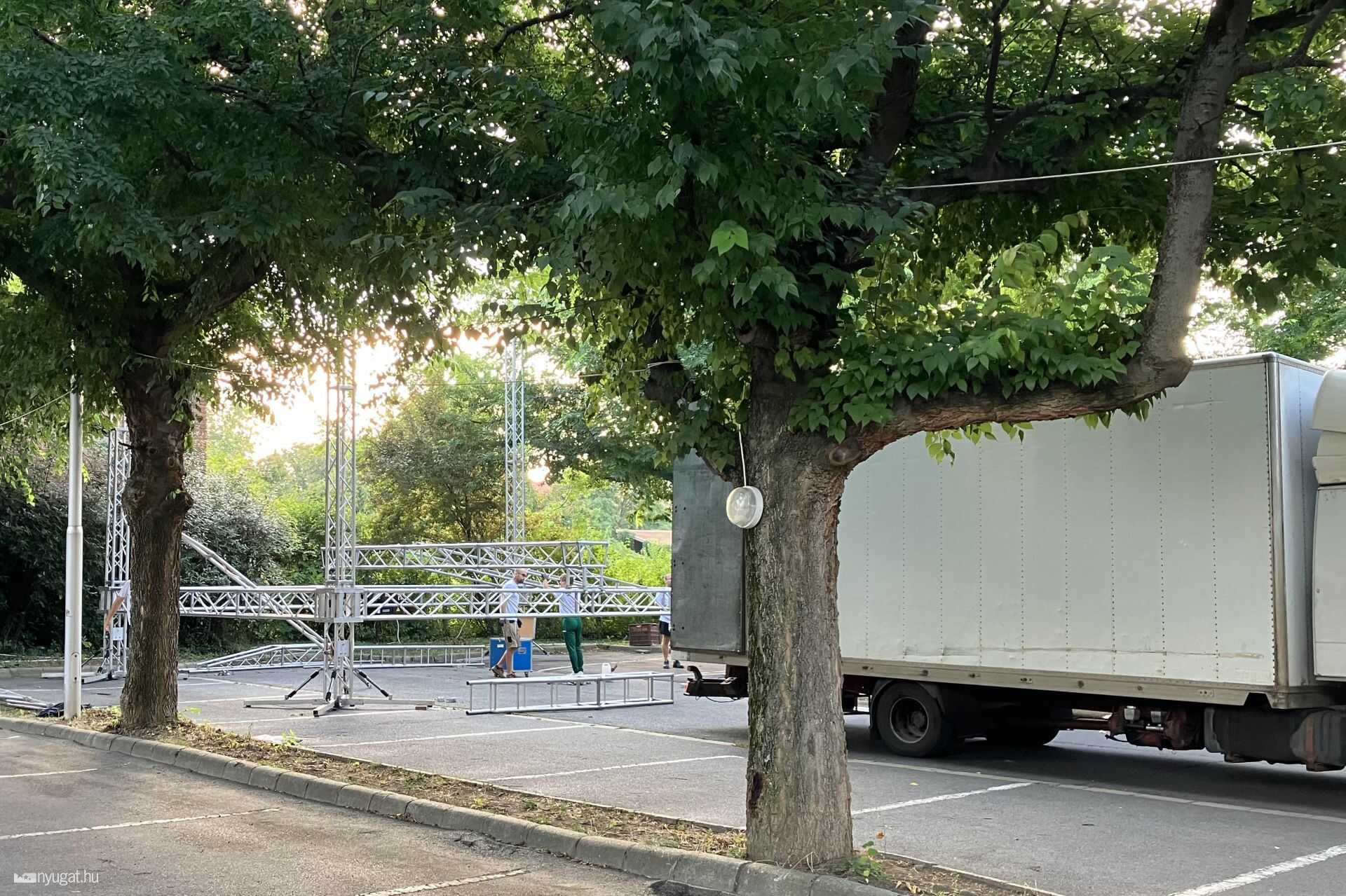 Épül a színpad a Sörtéren