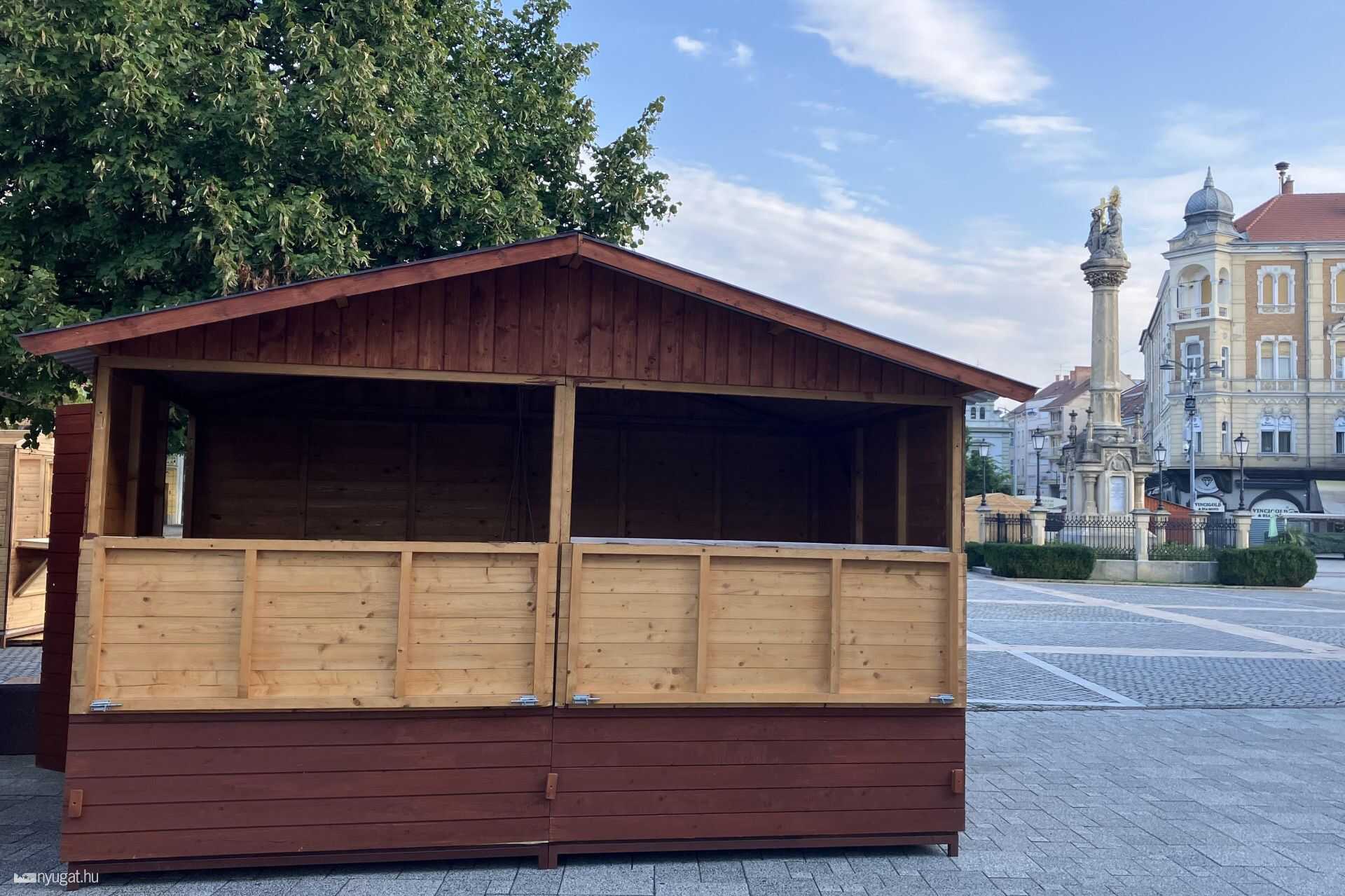 A Főtéren csak néhány pavilon áll
