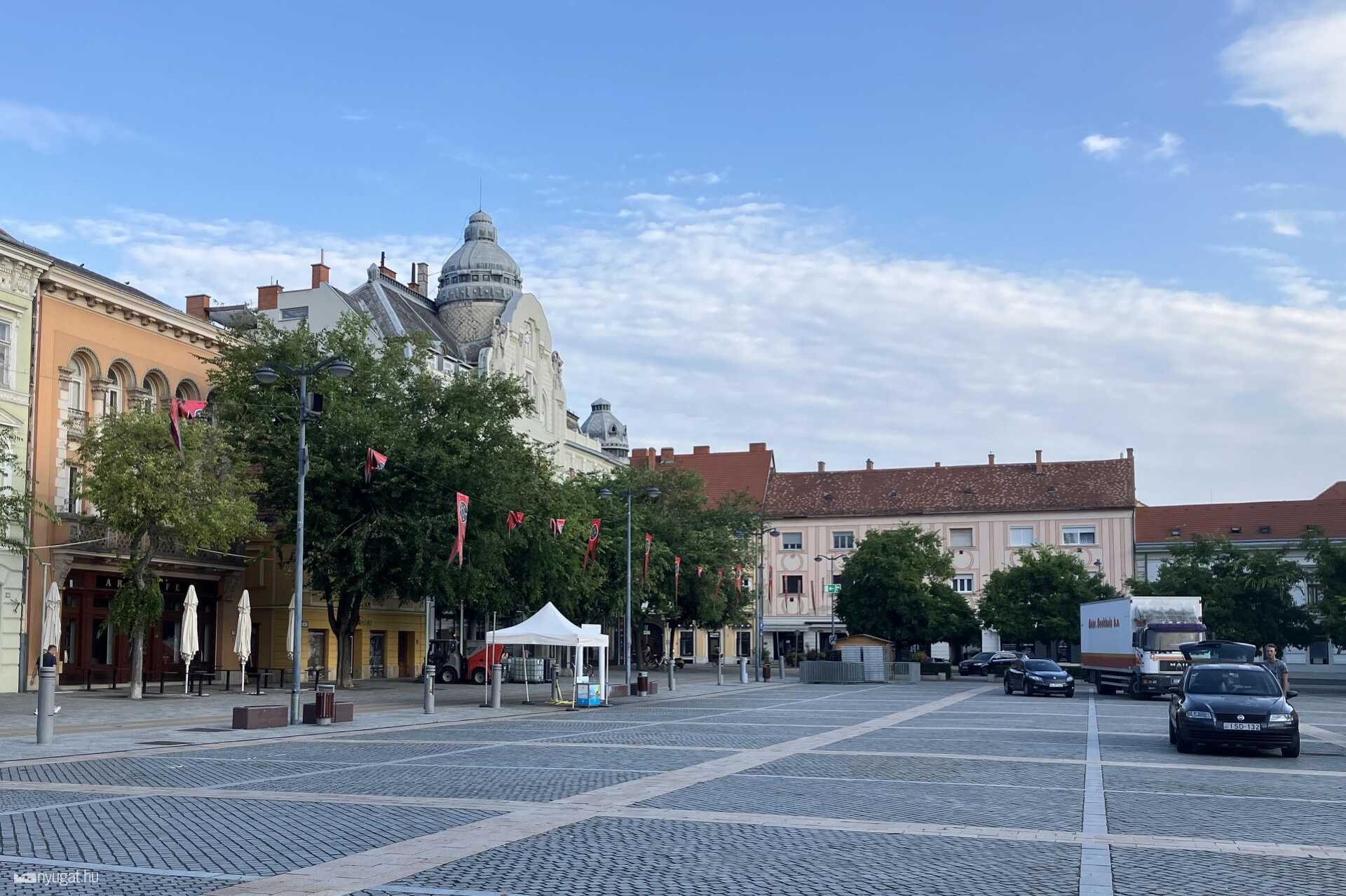 Jobbra lesz a Fórum színpad, teherautó már van