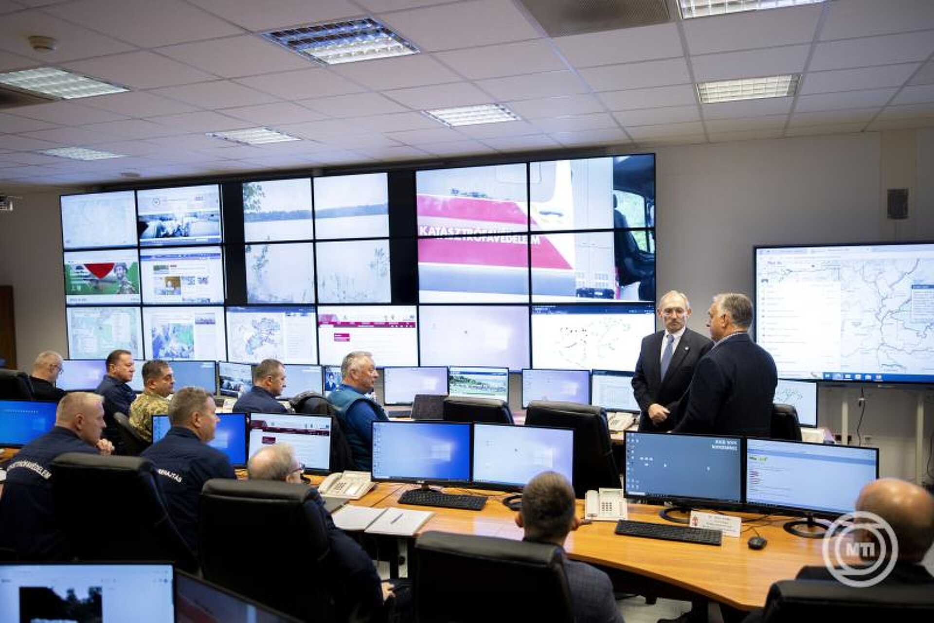 Orbán Viktor vezetésével ülést tart az árvízvédelmi operatív törzs