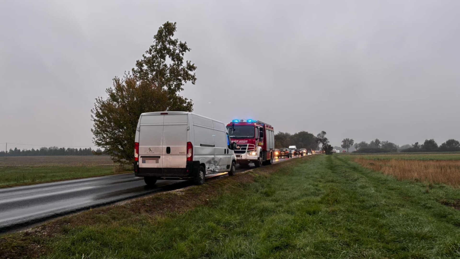 Kisteherautó és személyautó ütközött a 87-esen Gyöngyösfalunál