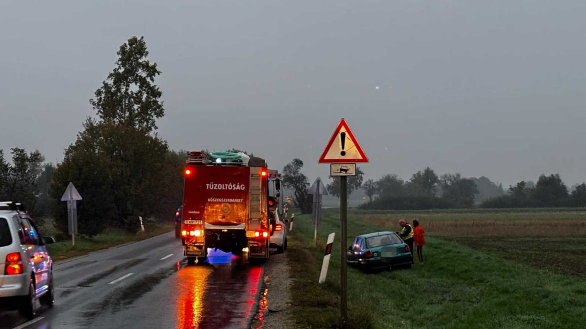 Kisteherautó és személyautó ütközött a 87-esen Gyöngyösfalunál