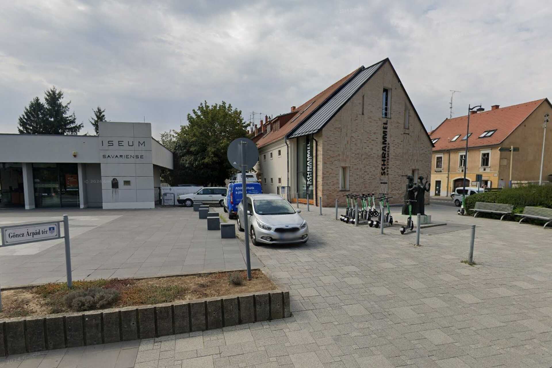 Megtiltják a parkolást a Schrammel-múzeum udvarásra vezető úton