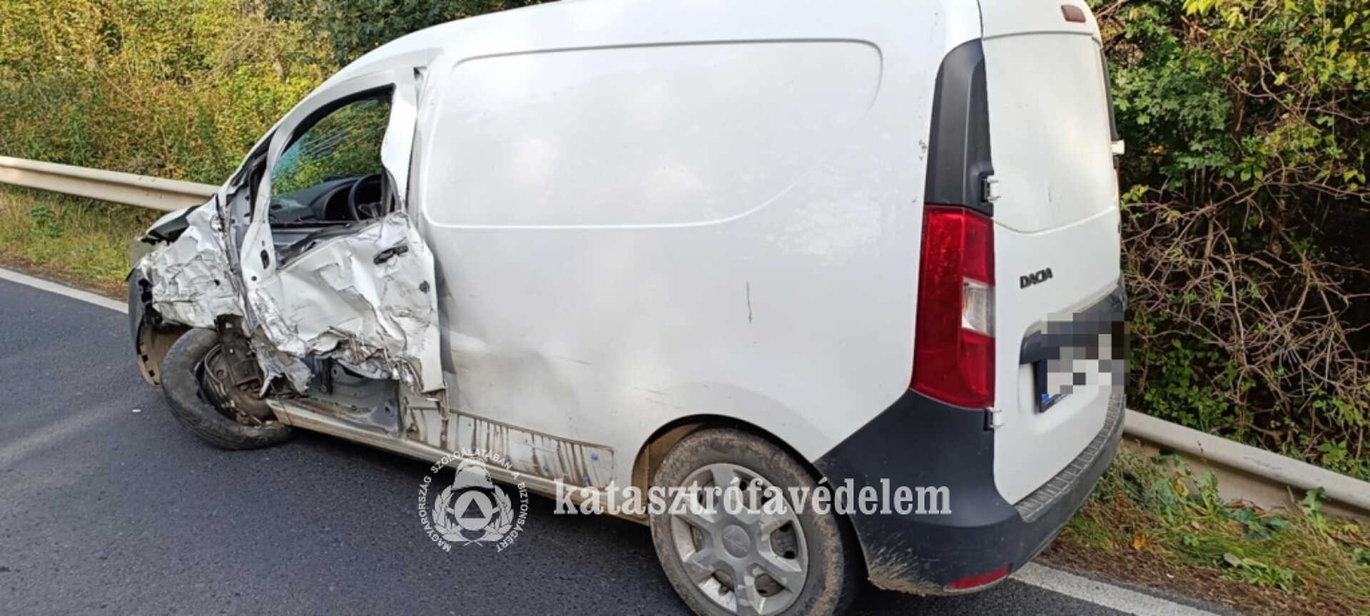 Kisteherautók karamboloztak a 84-es főúton