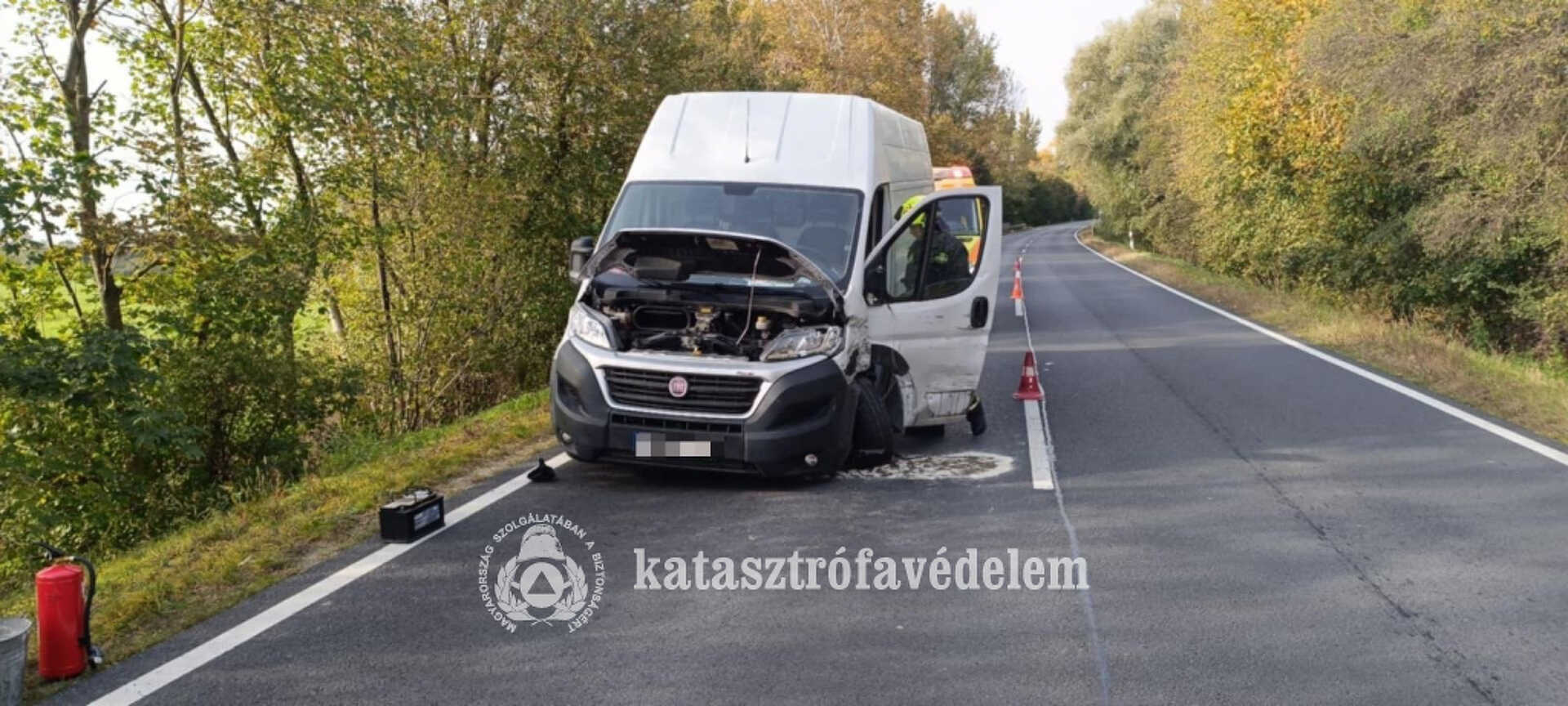 Kisteherautók karamboloztak a 84-es főúton