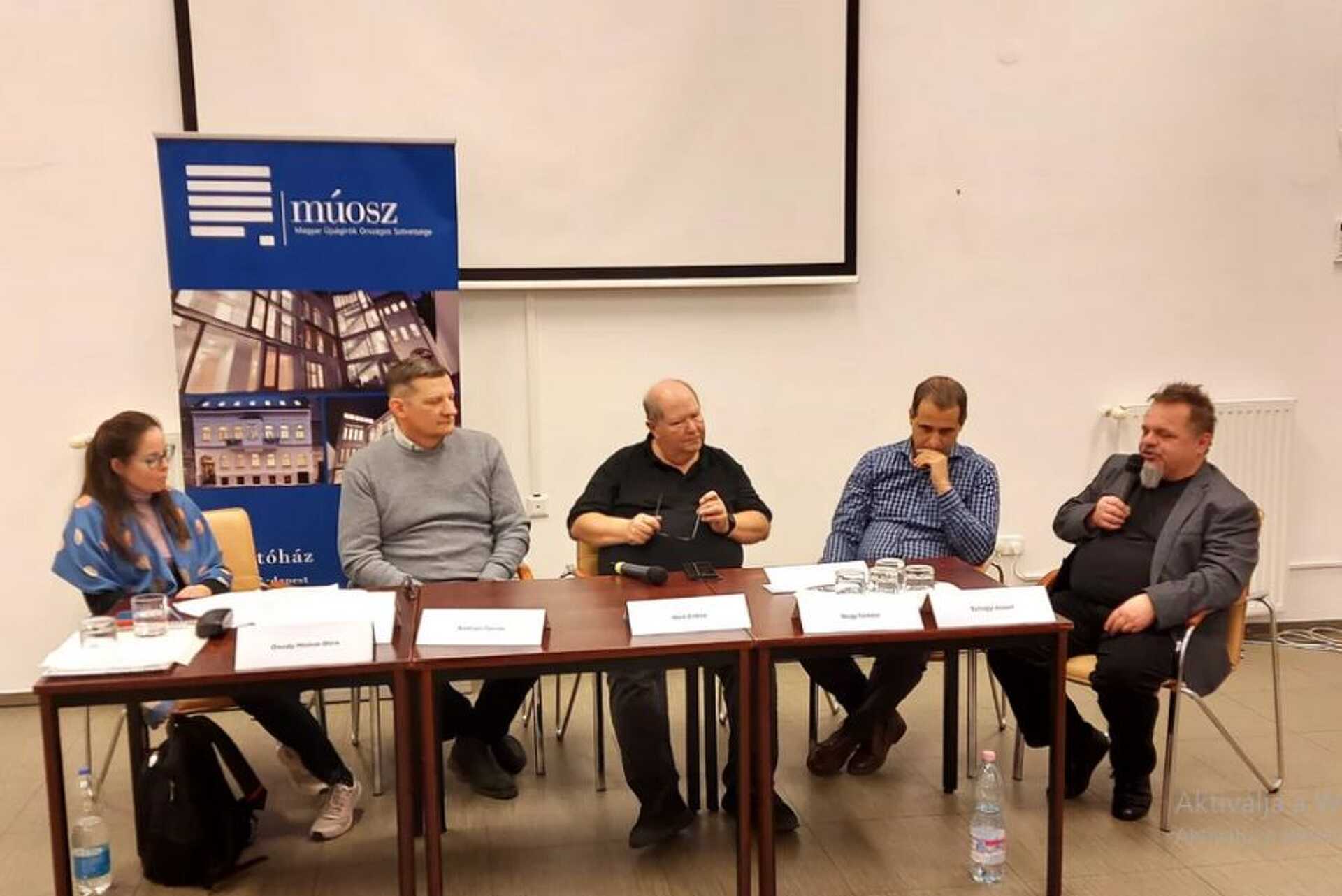 Panelbeszélgetés a helyi lapok súlyáról, jobbra Szilágyi József