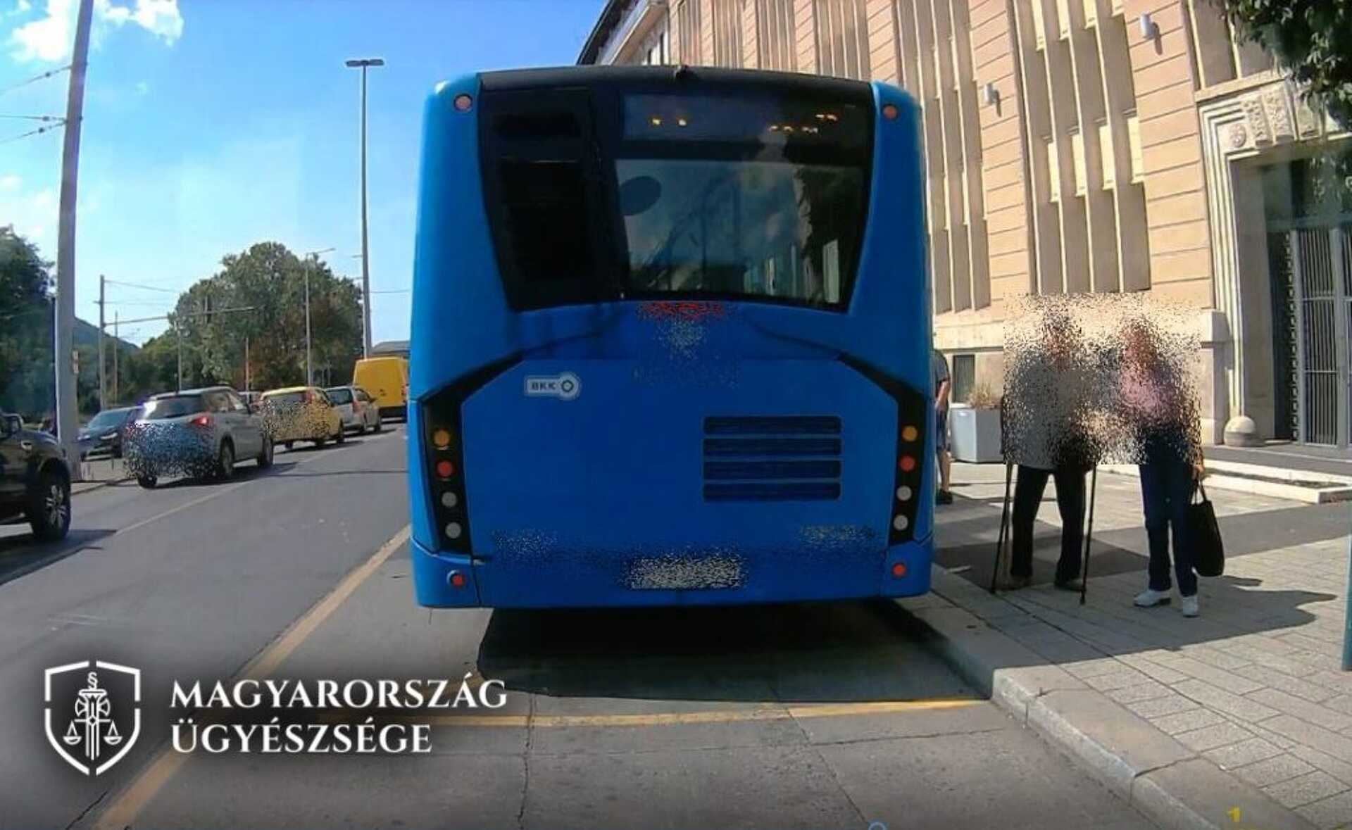 A botjánál fogva rángatott le egy idős férfit a buszról