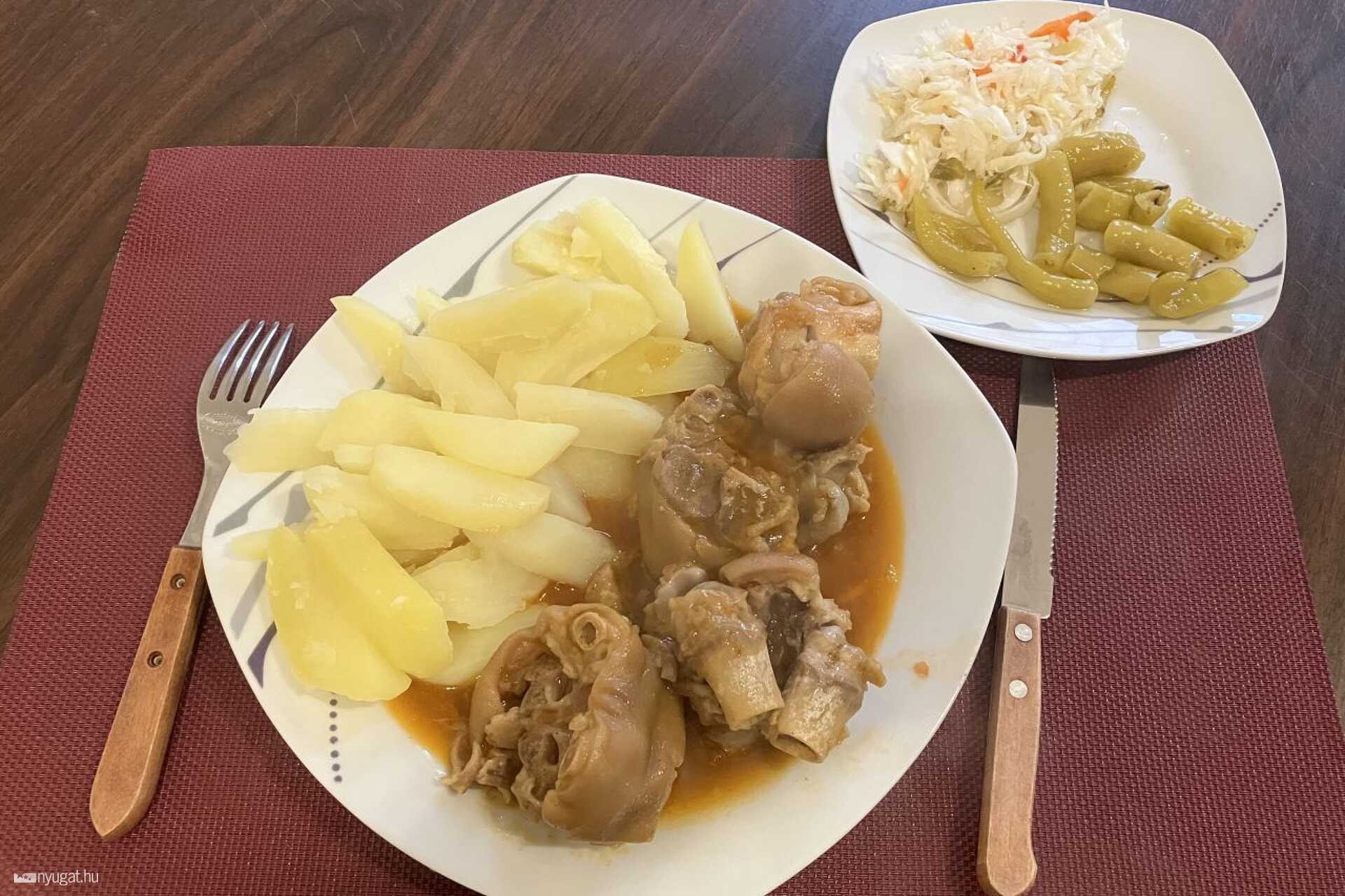 Egy adagnyi körömpörköl, külön főzött krumplival és savanyúsággal