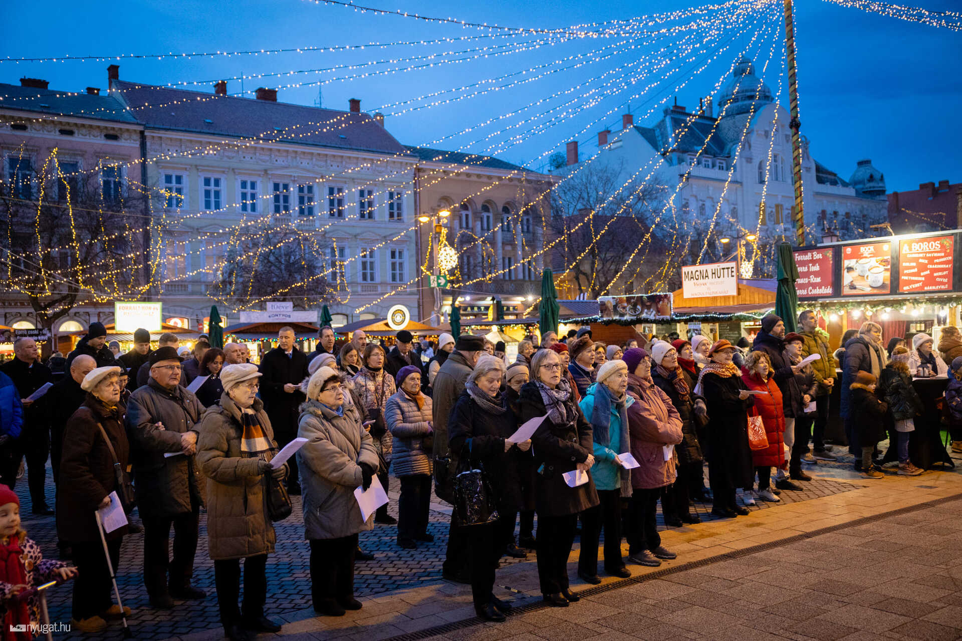 Karácsonyi dalokat énekelnek a városi képviselők