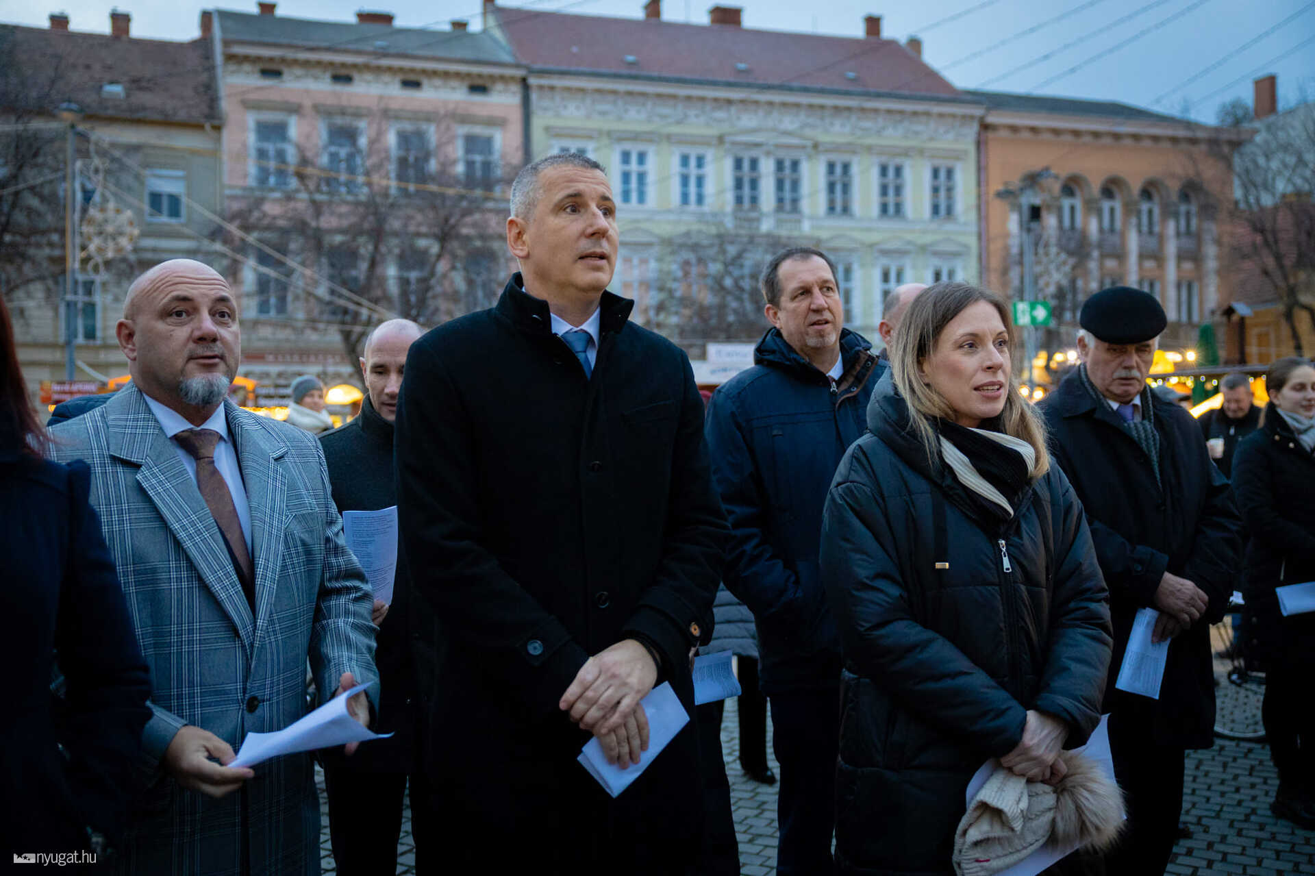 Karácsonyi dalokat énekelnek a városi képviselők