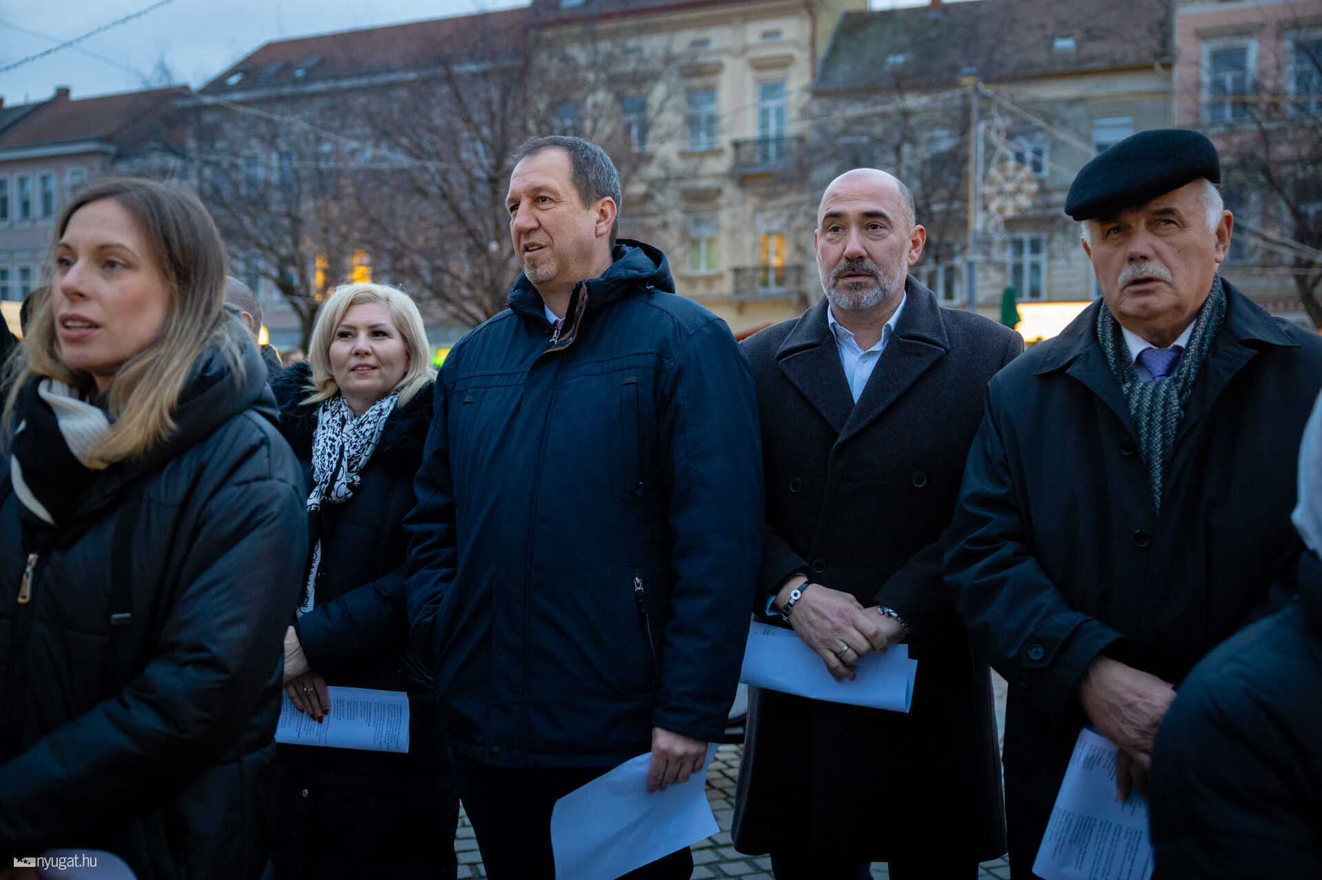 Karácsonyi dalokat énekelnek a városi képviselők