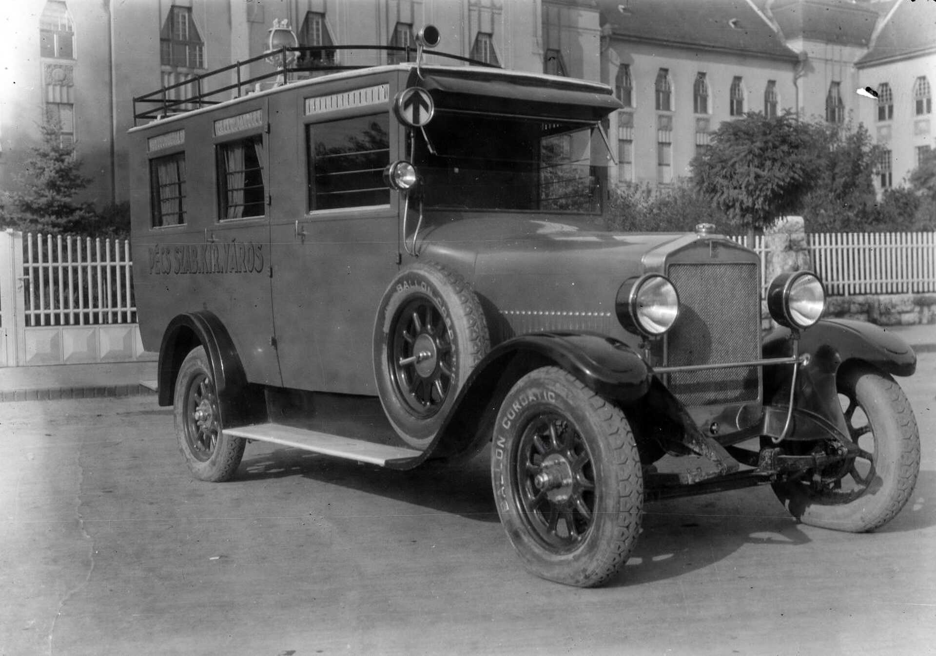 Pécs város első menőautója az Indóház téren 1927-ben 