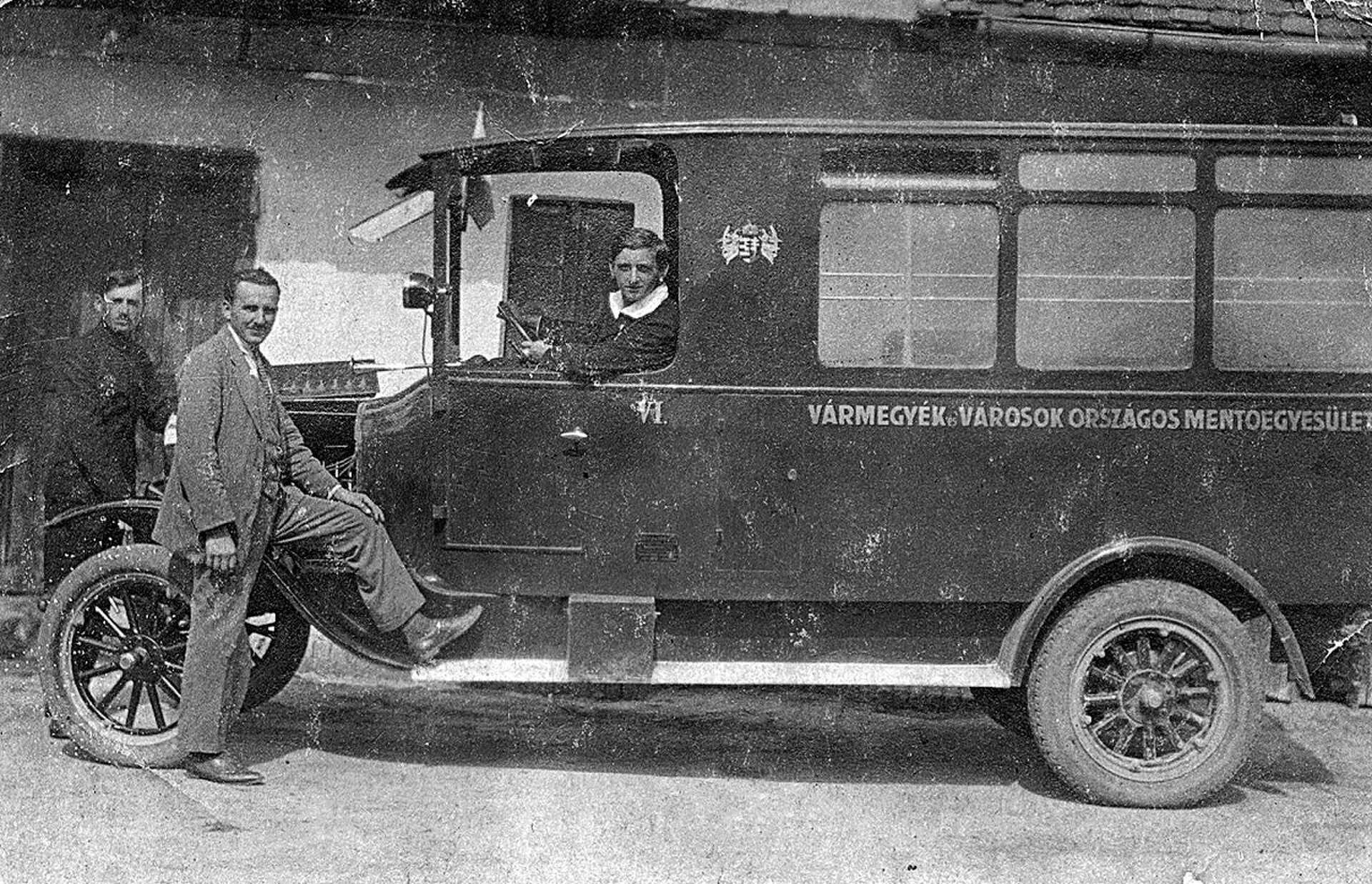Mentőautó Dombóváron 1932-ben