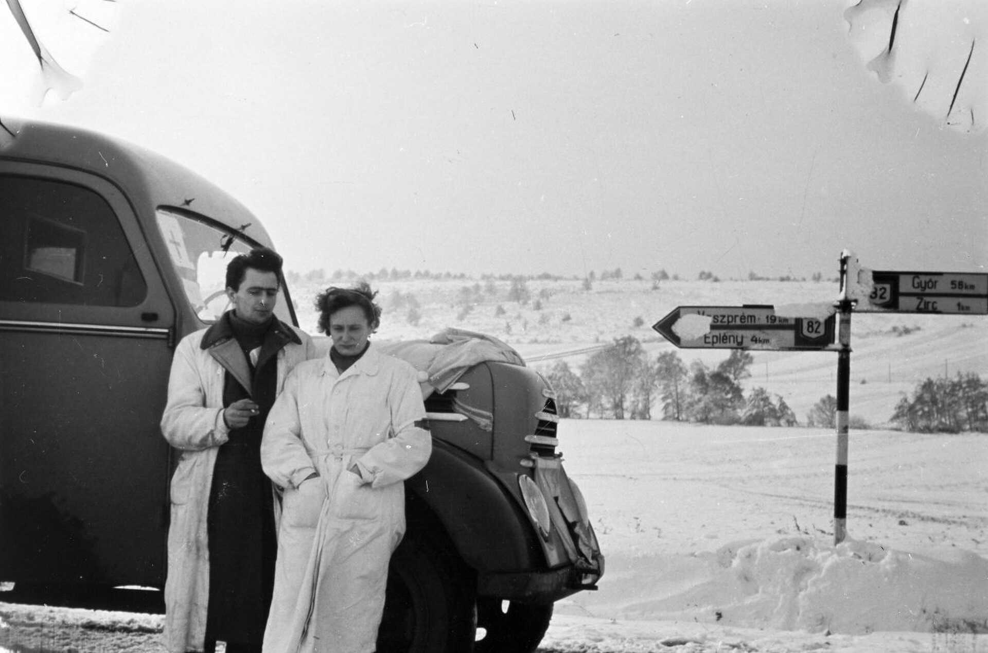 Forradalmárok által használt mentőautó Zirc határában 1956-ban