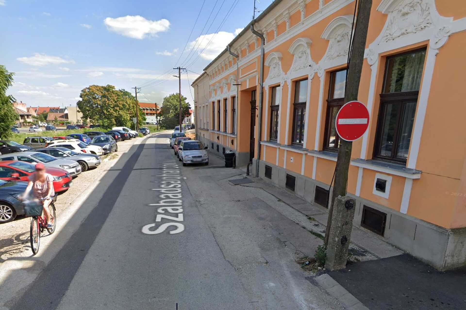 Ezt a táblát helyezik át a parkoló túlsó végéhez