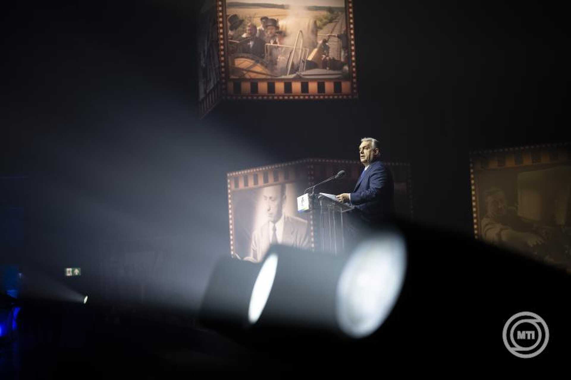 Orbán Viktor beszédet mond Fóton