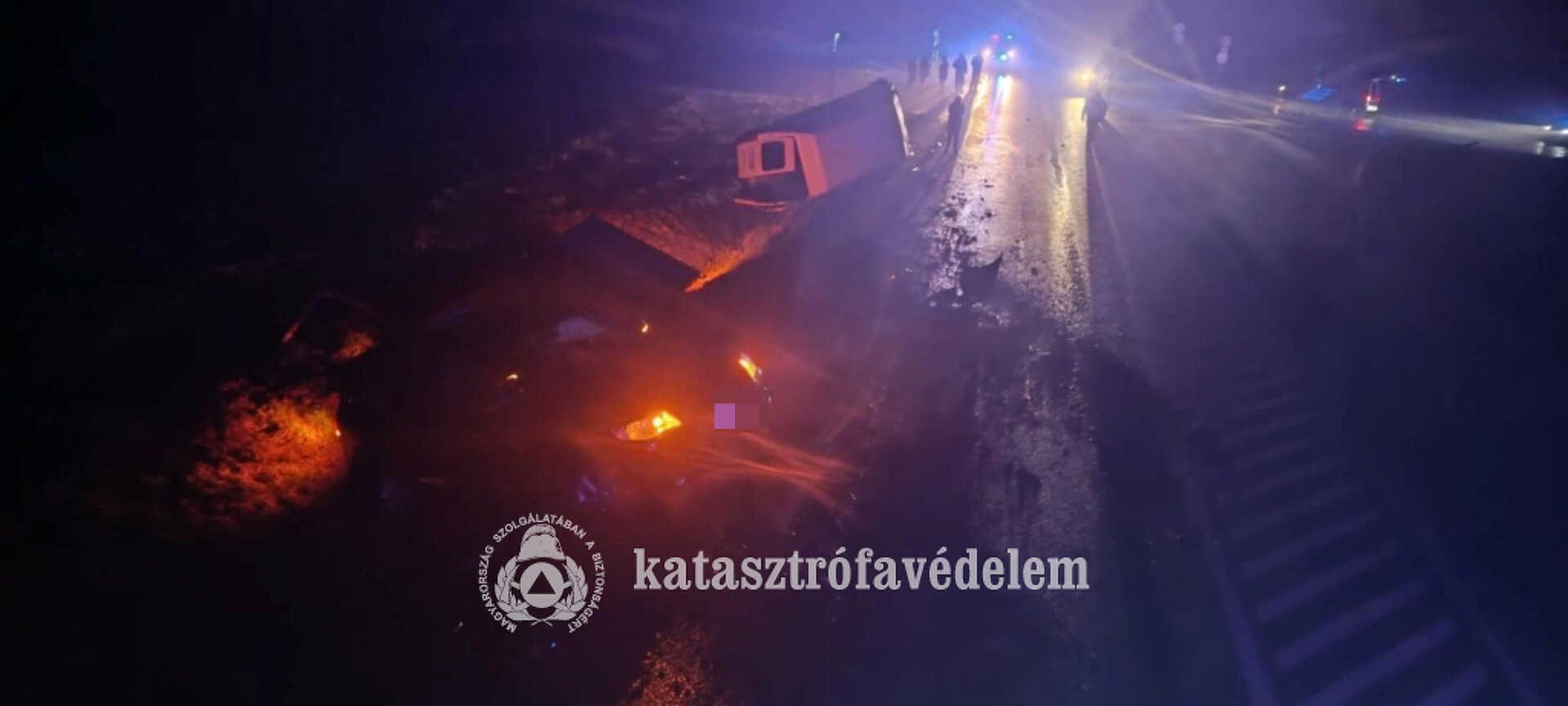 Szélvédőn keresztül mentették ki az utast a tűzoltók Vashosszúfalunál ma hajnalban 