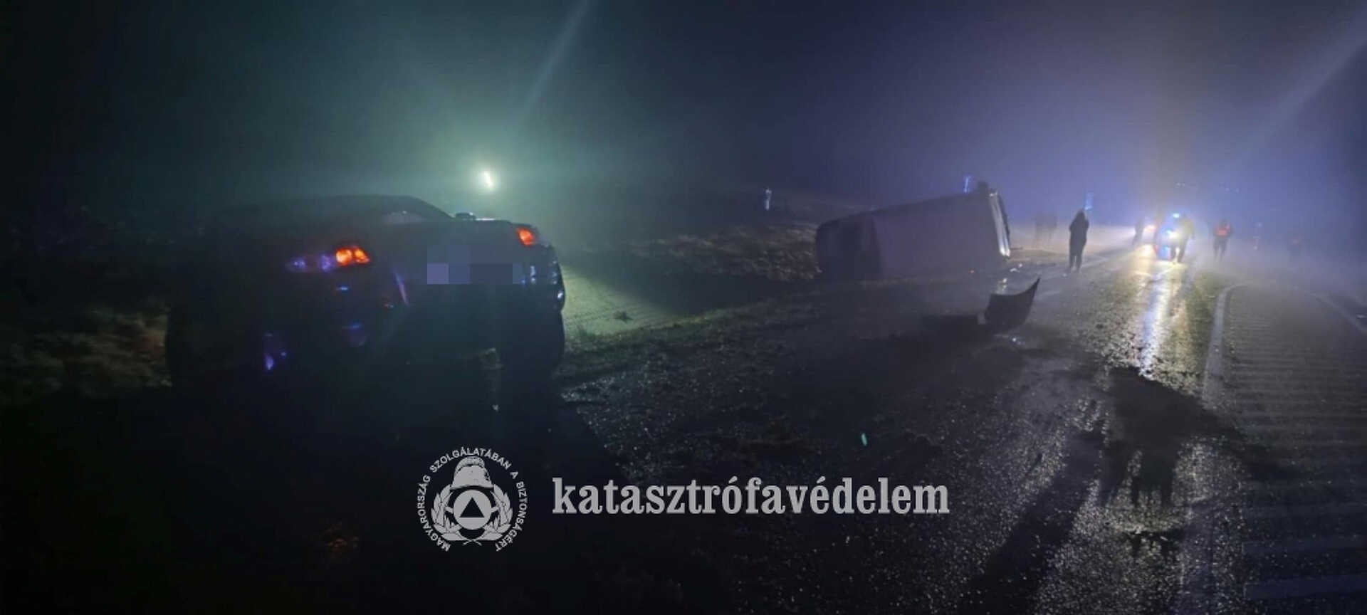 Szélvédőn keresztül mentették ki az utast a tűzoltók Vashosszúfalunál ma hajnalban 