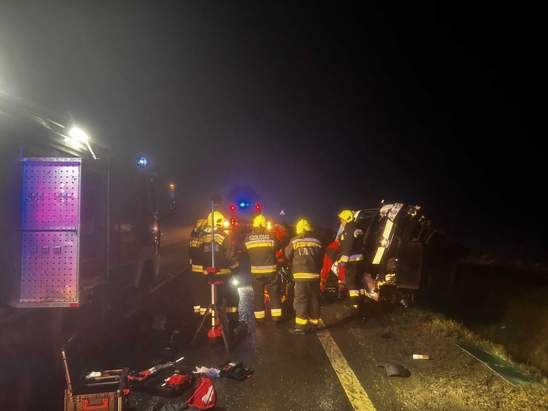 Szélvédőn keresztül mentették ki az utast a tűzoltók Vashosszúfalunál ma hajnalban 