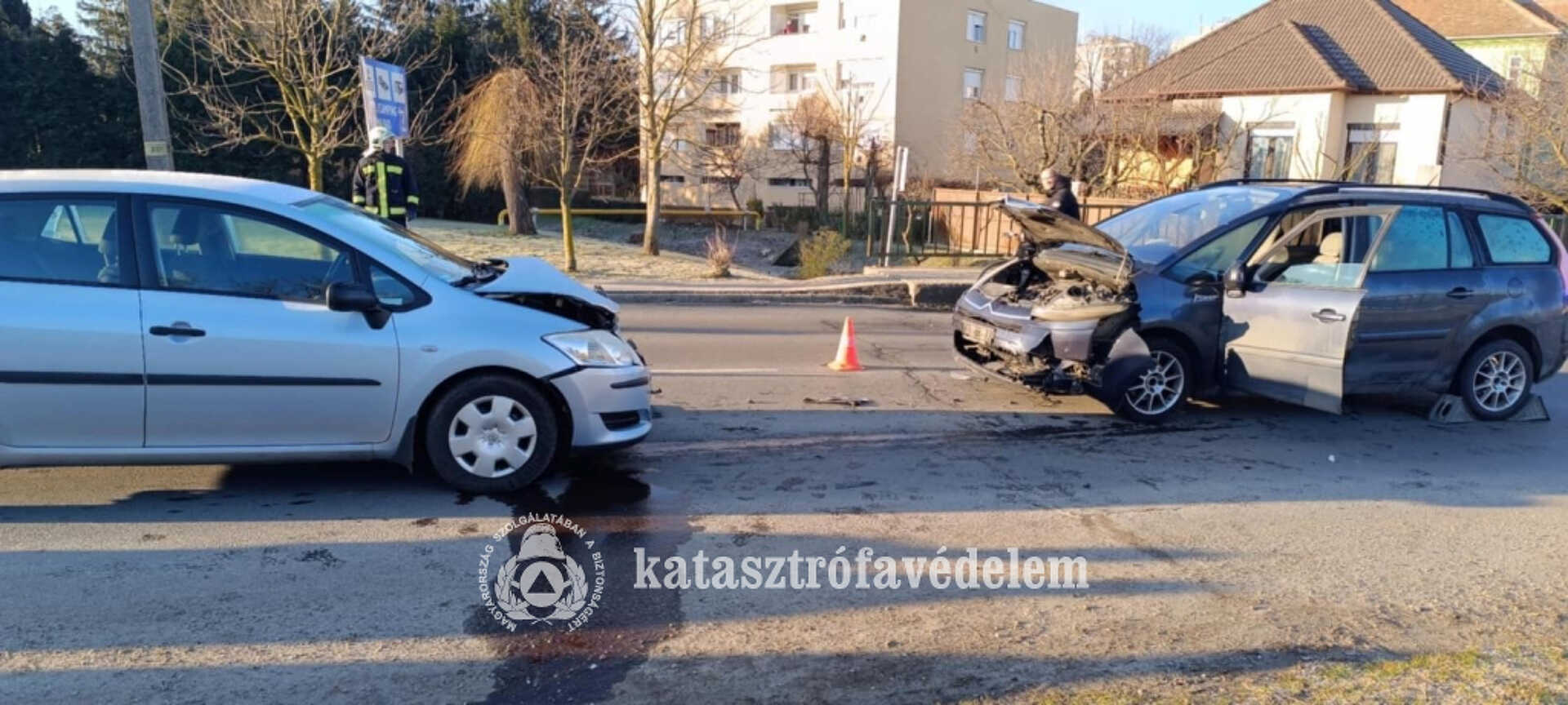 Okosóra jelezte a balesetet Sárváron