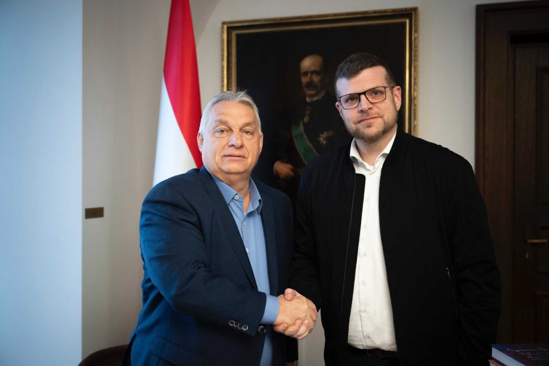 Orbán Viktor kezet rázott Vámos Zoltánnal