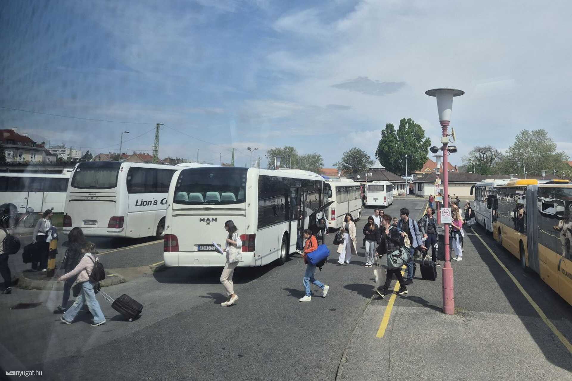 Átszállás Győrben a buszról a vonatra. Ekkor még azt hittem, nem lesz témám.