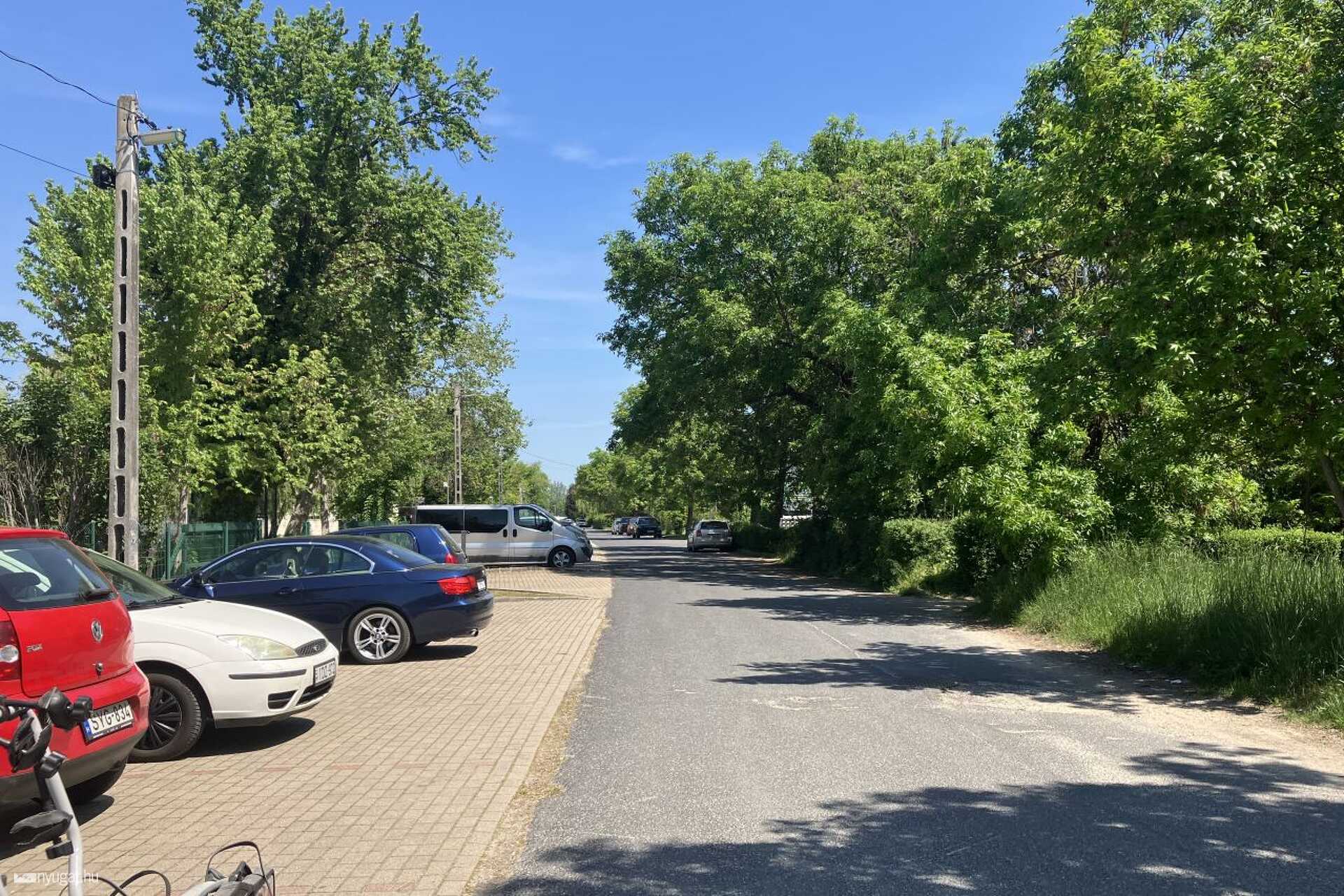 Pedig a partmenti parkoló egyáltalán nem üres (Jó, az egyik az én autóm)
