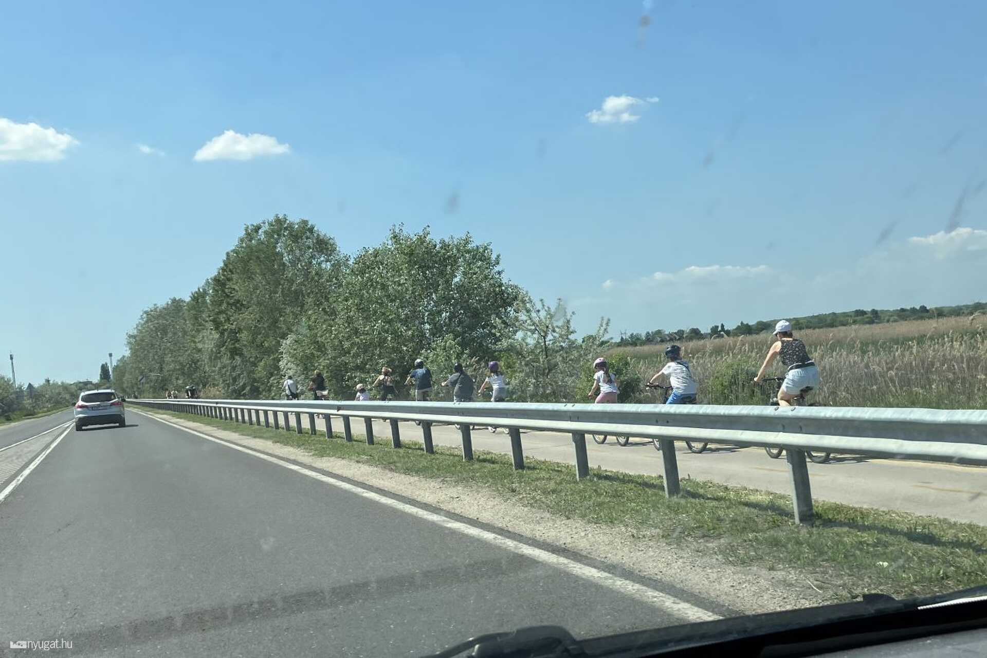 Sokan bicikliztek Székesfehérvár és a Velencei-tó között