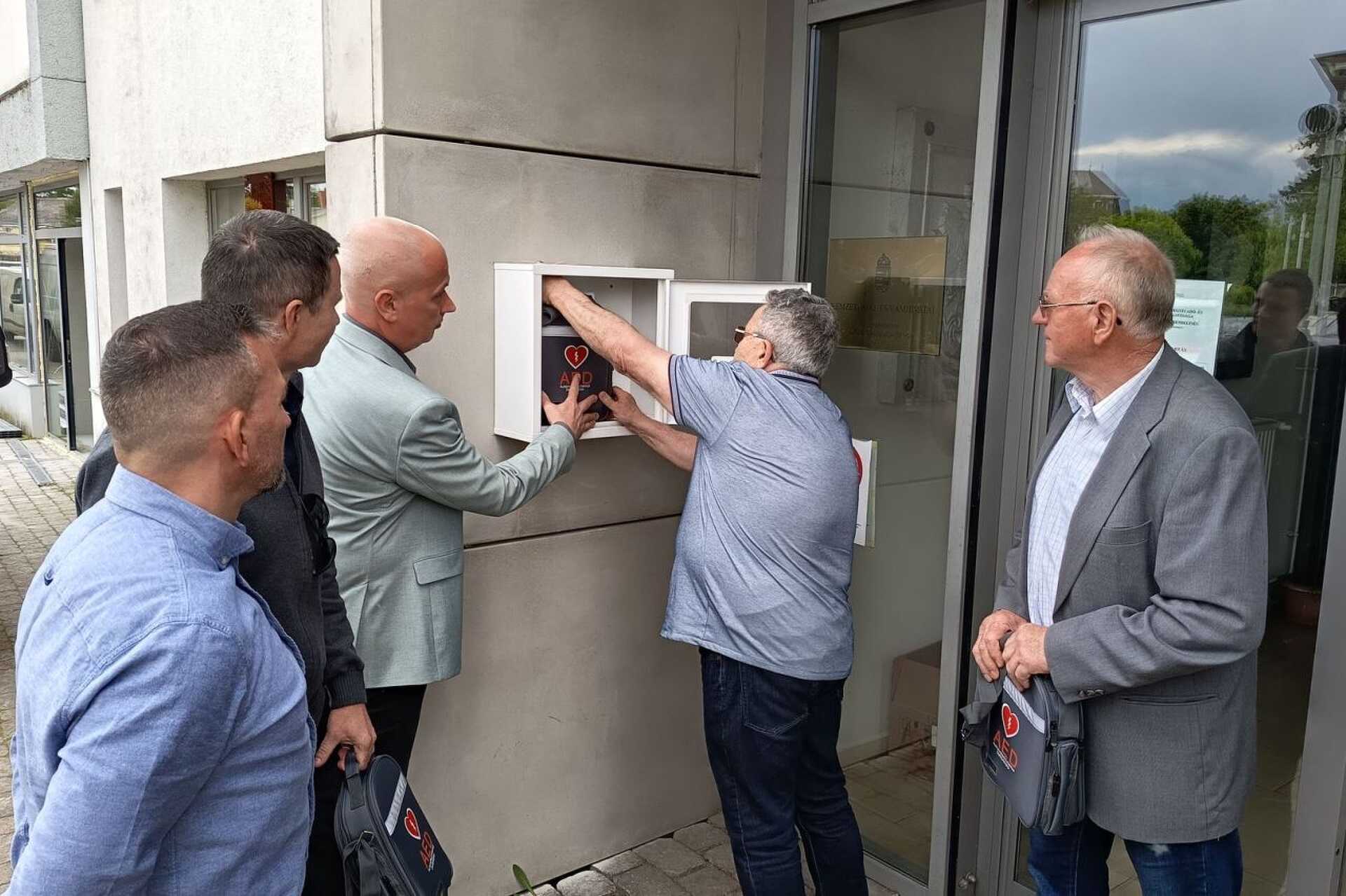 Defibrillátort helyeztek el a körmendi városháza bejáratánál