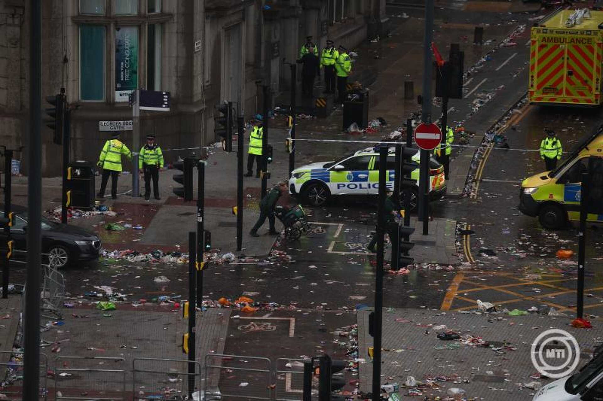 Autó hajtott a Liverpool bajnoki győzelmét ünneplő tömegbe 