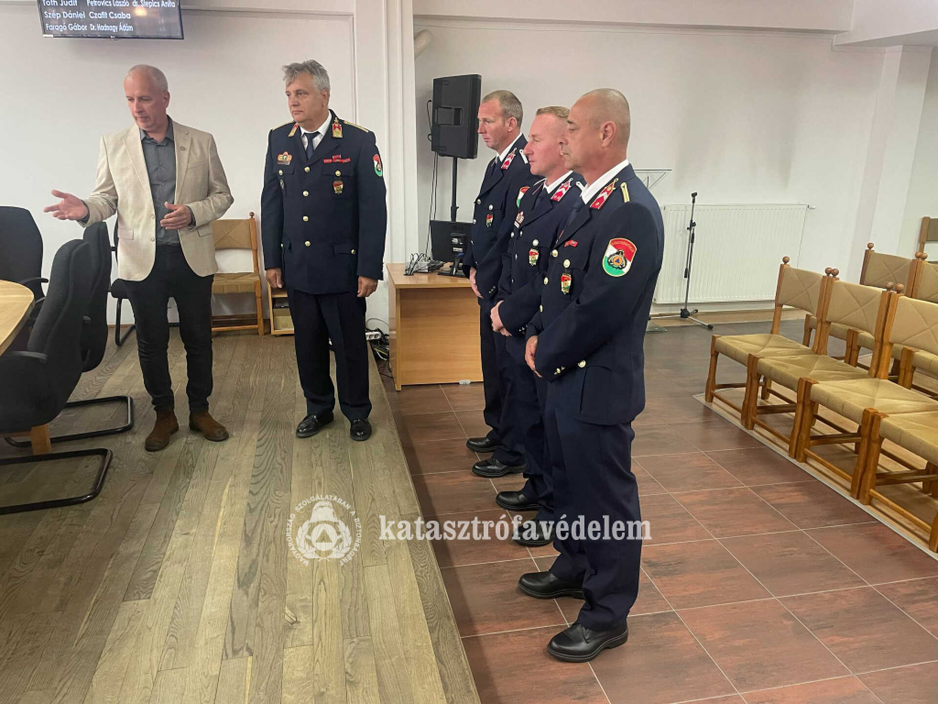 Elismeréseket és jutalmakat osztott a körmendi tűzoltóknak Szabó Barna 