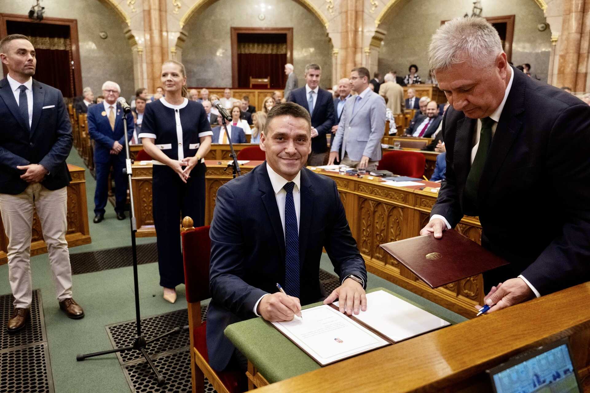 Dr. Csuzda Gábor így tette le az esküjét 2025-ben