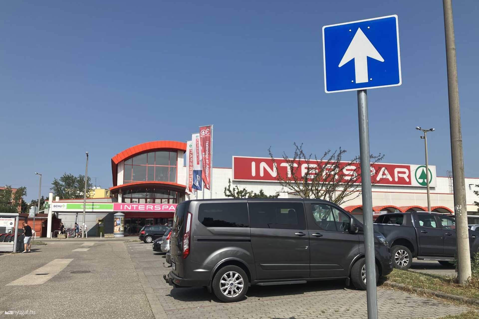 A főbejárattal pont szembe kellene haladni