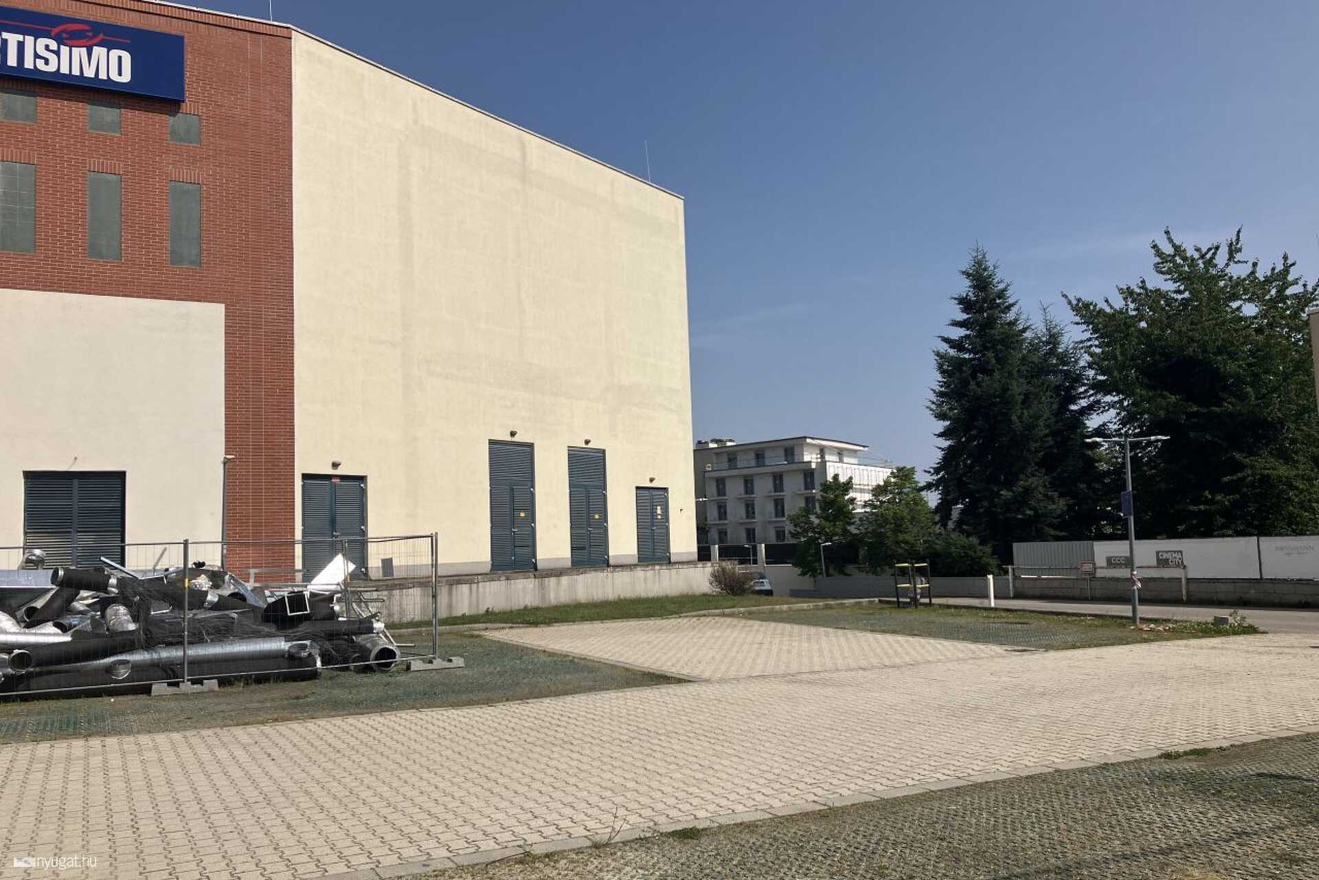 Sok üres parkolóhely